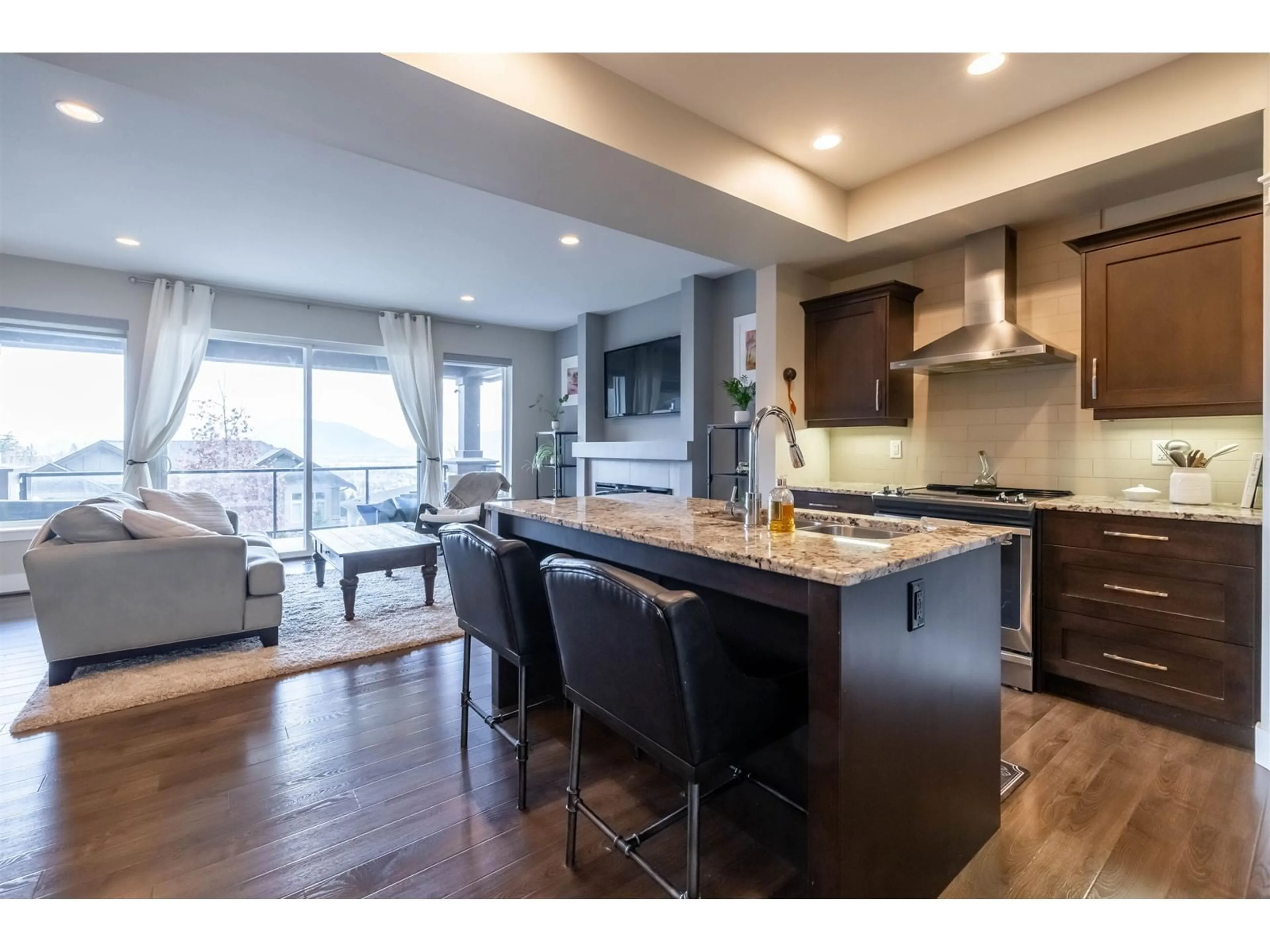 Open concept kitchen, wood/laminate floor for 5492 MACLACHLAN PLACE|Promontory, Chilliwack British Columbia V2R0P3