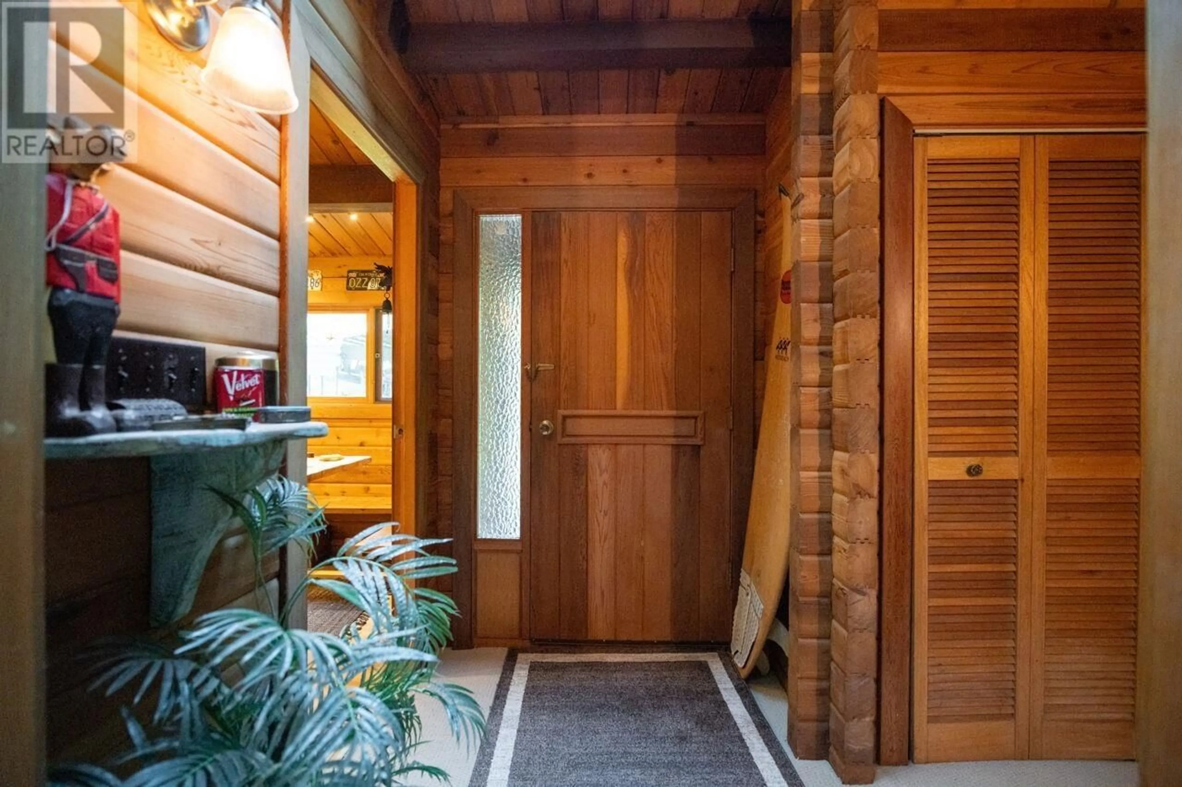 Indoor entryway for 1517 WHITESAILS DRIVE, Bowen Island British Columbia V0N1G2