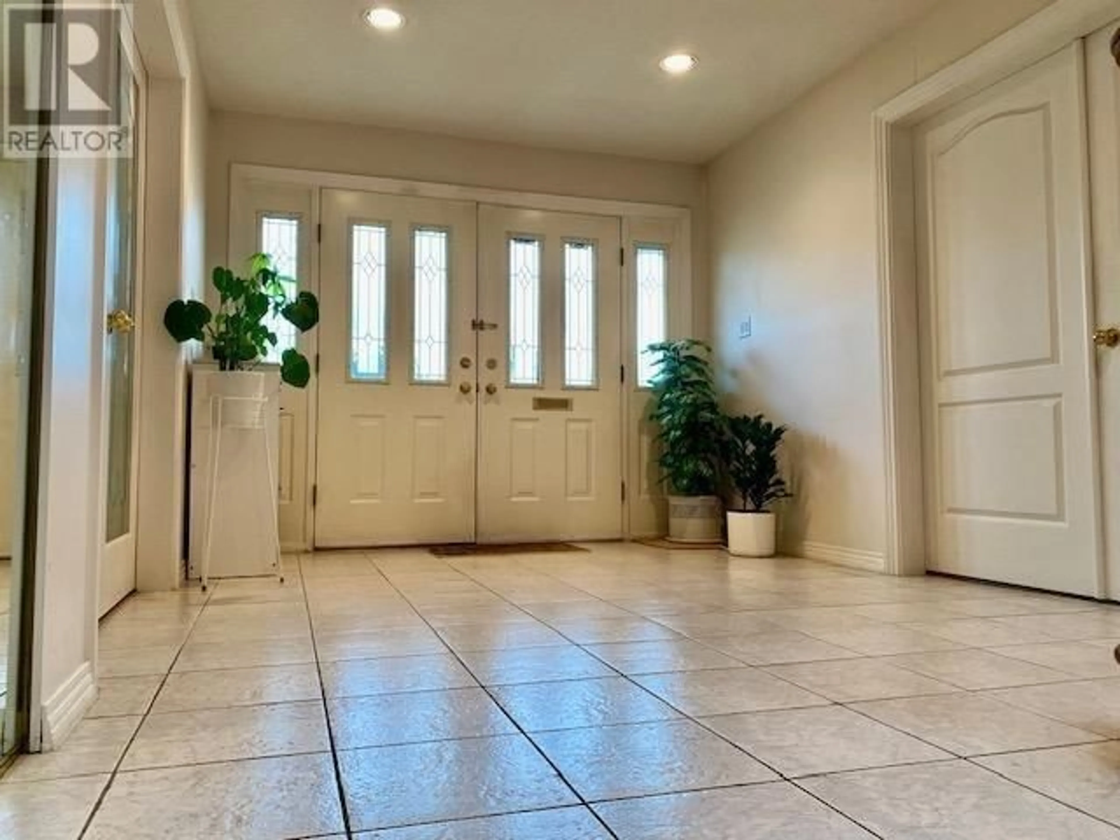 Indoor entryway for 3754 ELMWOOD STREET, Burnaby British Columbia V5G1R7