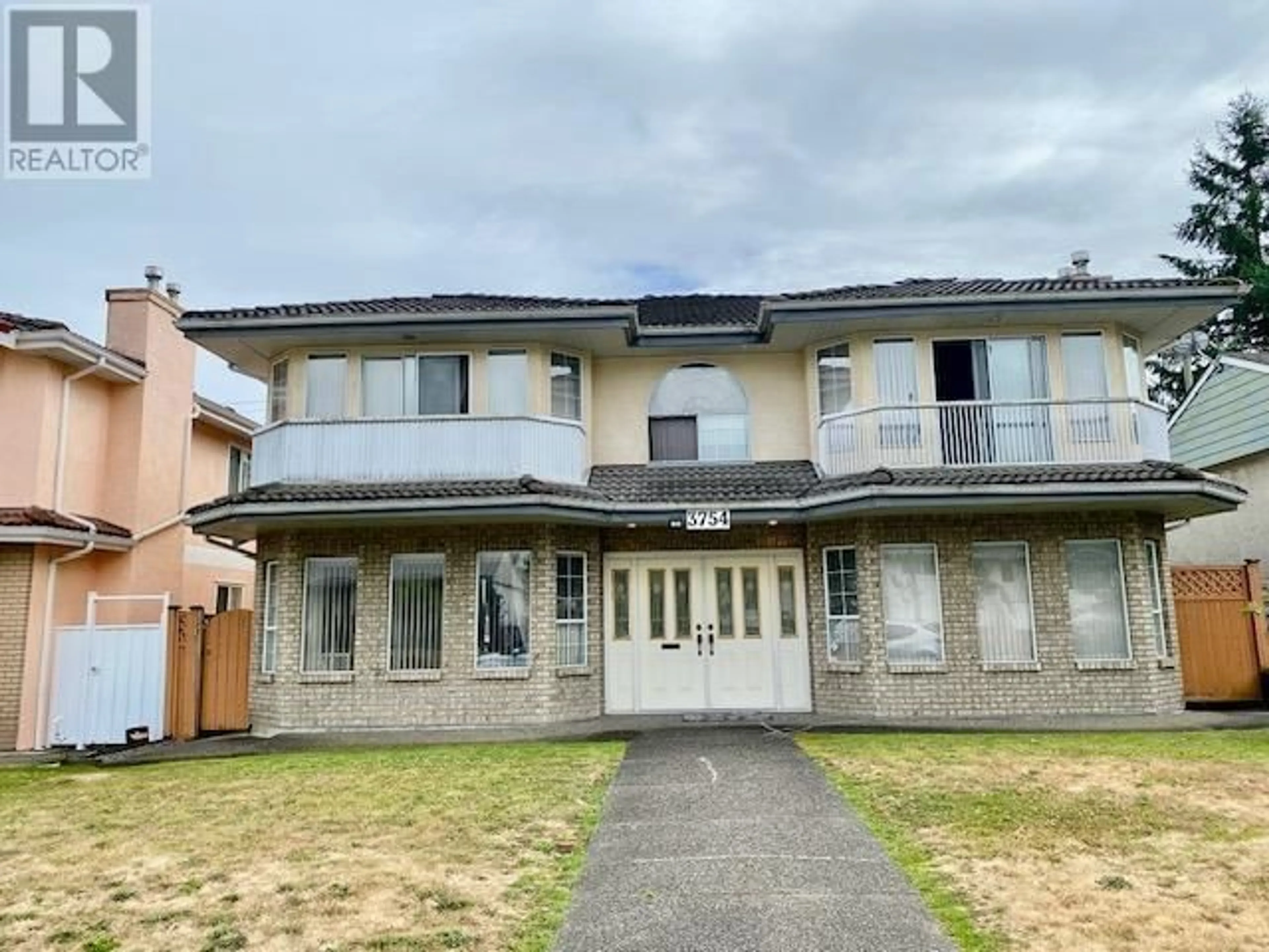 A pic from outside/outdoor area/front of a property/back of a property/a pic from drone, building for 3754 ELMWOOD STREET, Burnaby British Columbia V5G1R7