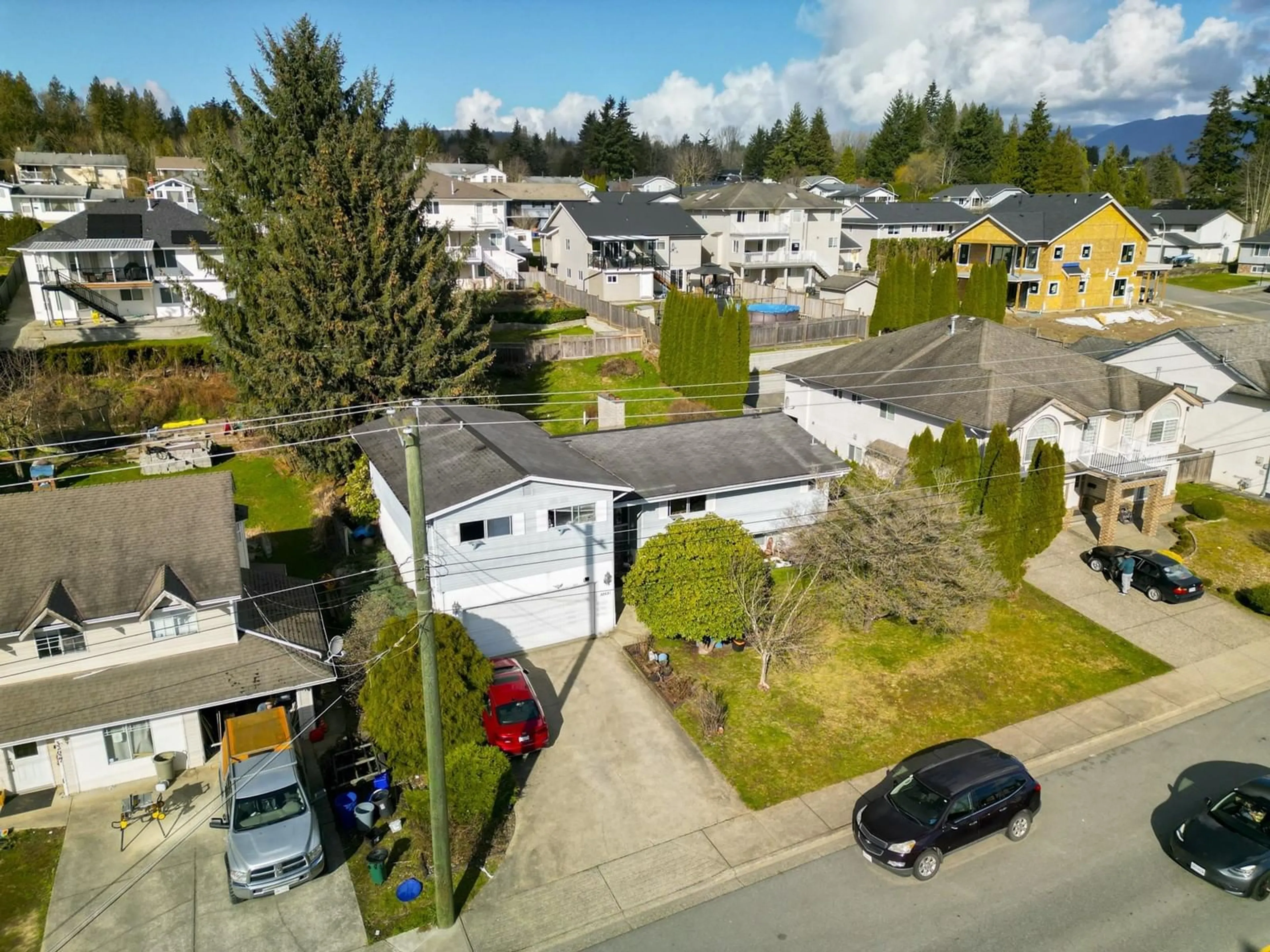 A pic from outside/outdoor area/front of a property/back of a property/a pic from drone, street for 32631 7TH AVENUE, Mission British Columbia V2V2B8