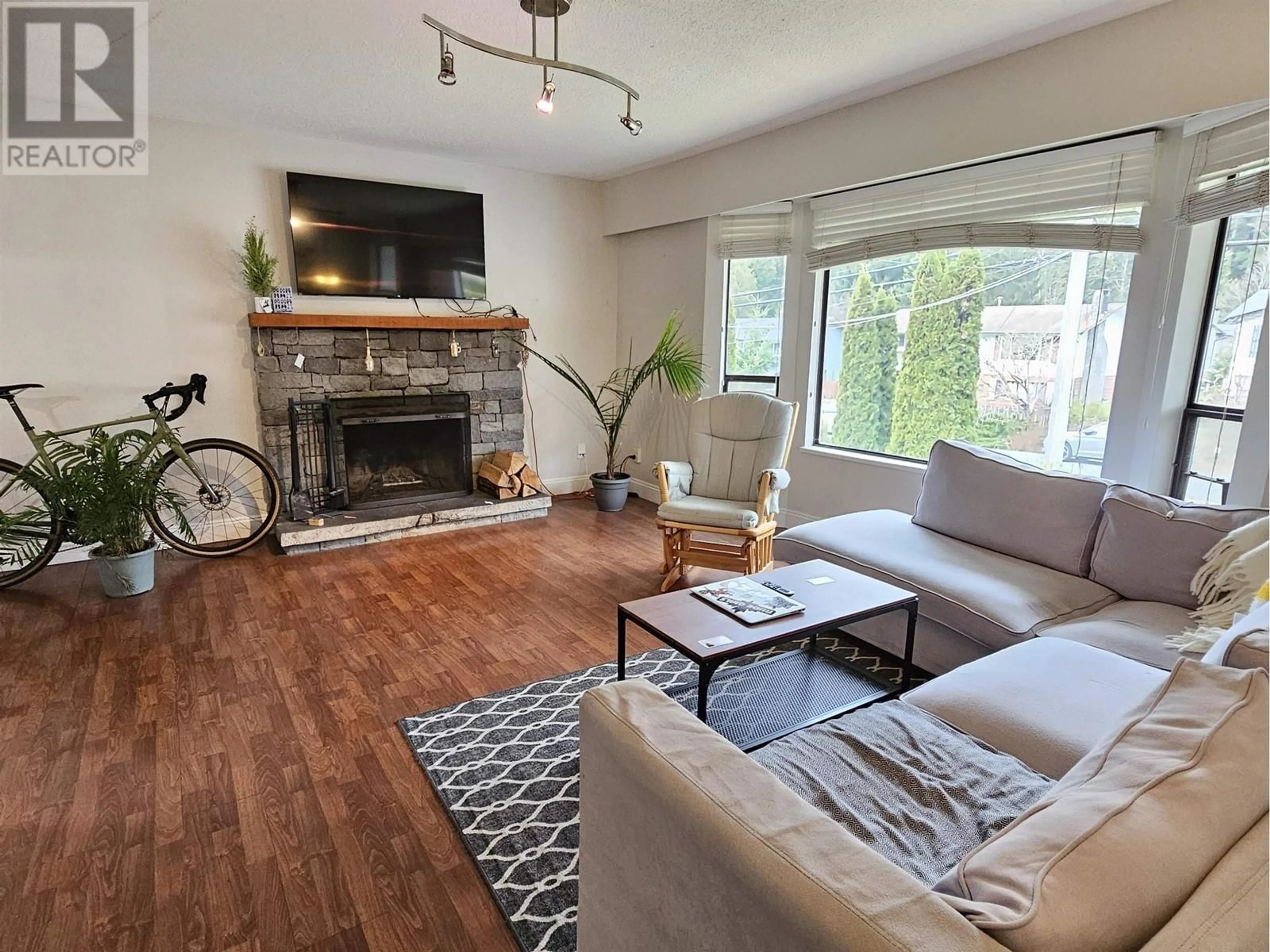 Living room with furniture, wood/laminate floor for 38336 WESTWAY AVENUE, Squamish British Columbia V8B0W6