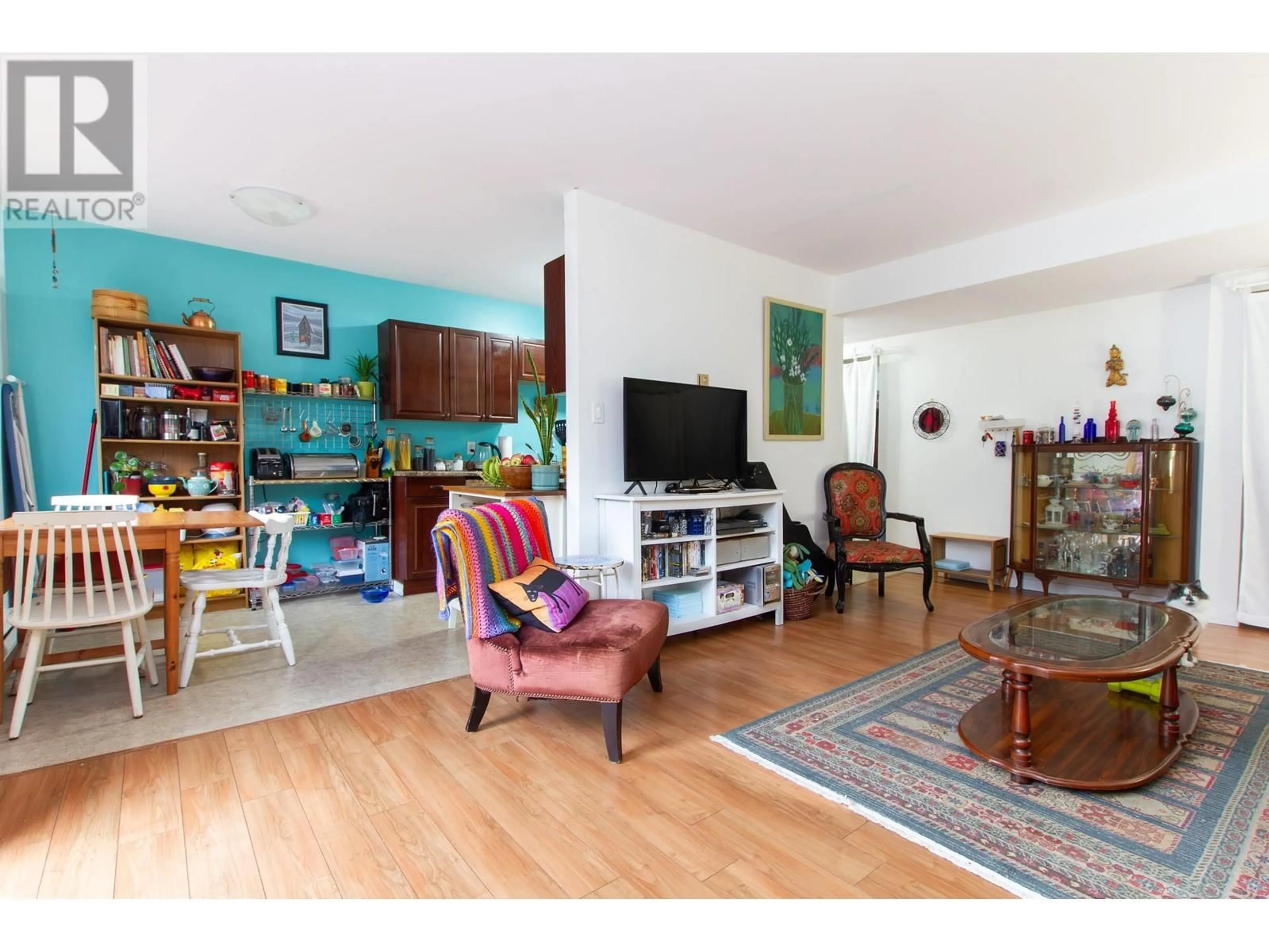 Living room with furniture, wood/laminate floor for 35 - 38175 WESTWAY AVENUE, Squamish British Columbia V8B0A5