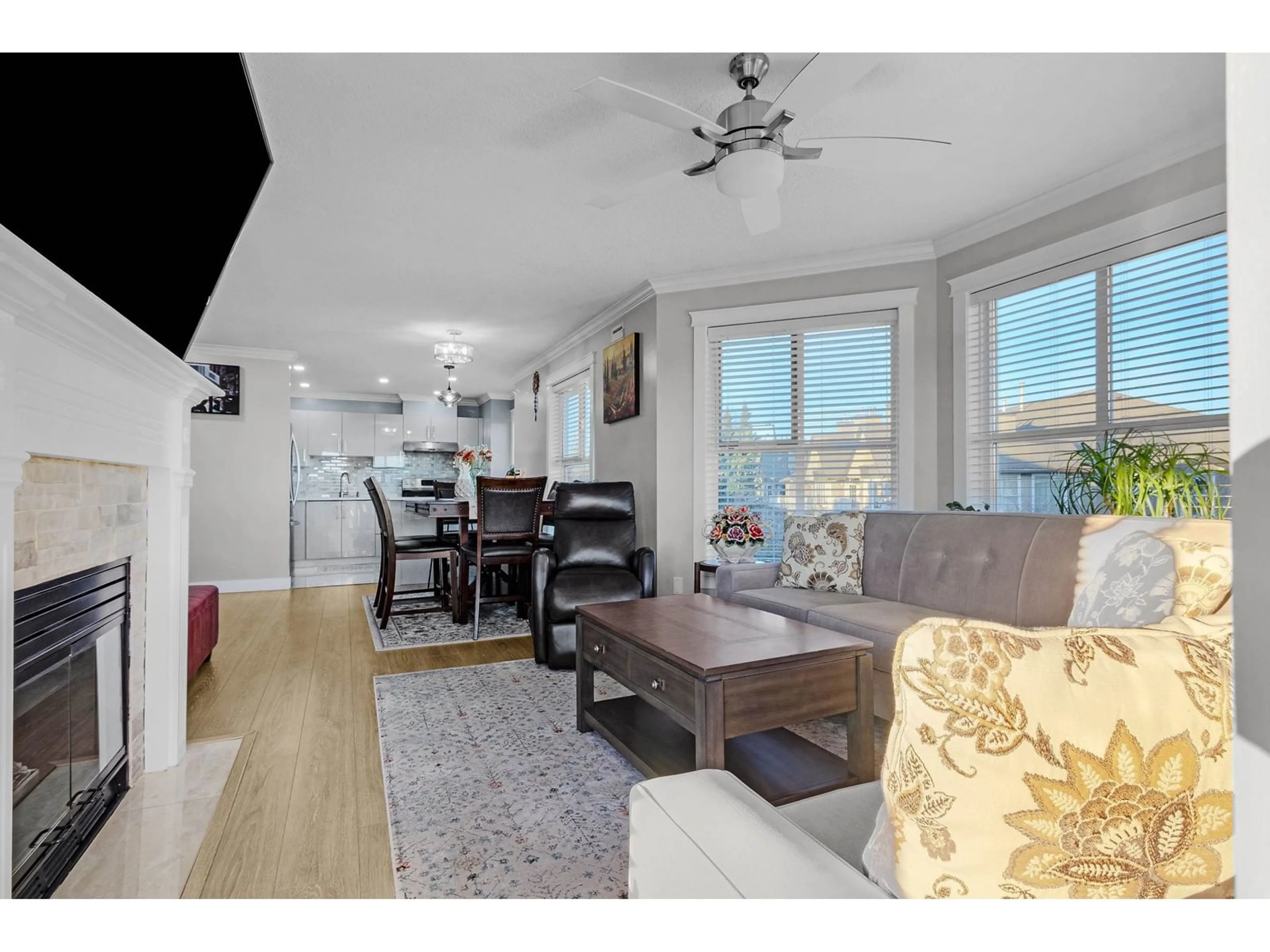 Living room with furniture, wood/laminate floor for 307 - 15140 108, Surrey British Columbia V3R0T9