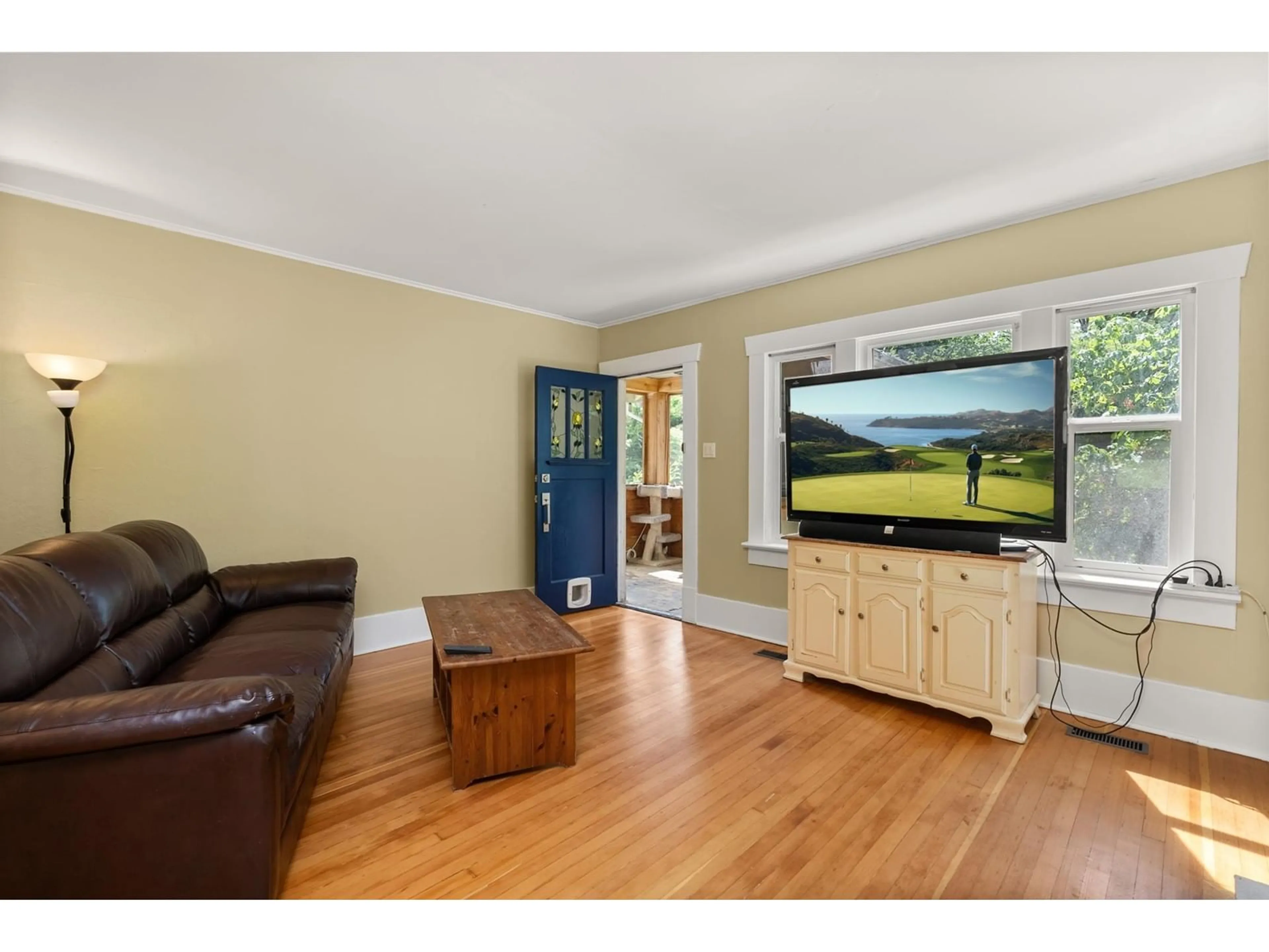 Living room with furniture, wood/laminate floor for 31173 DEWDNEY TRUNK ROAD, Mission British Columbia V2S7H4