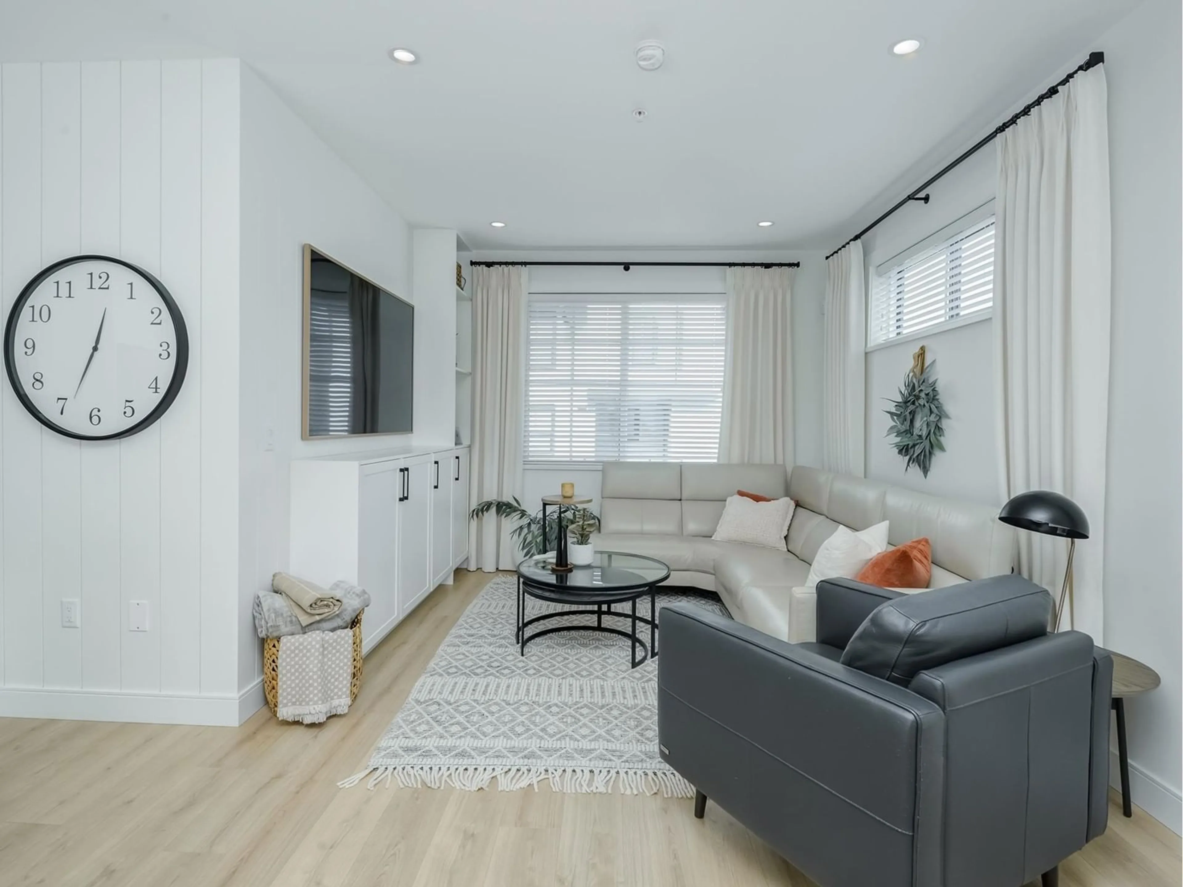 Living room with furniture, unknown for 13 - 7967 197, Langley British Columbia V2Y3P1
