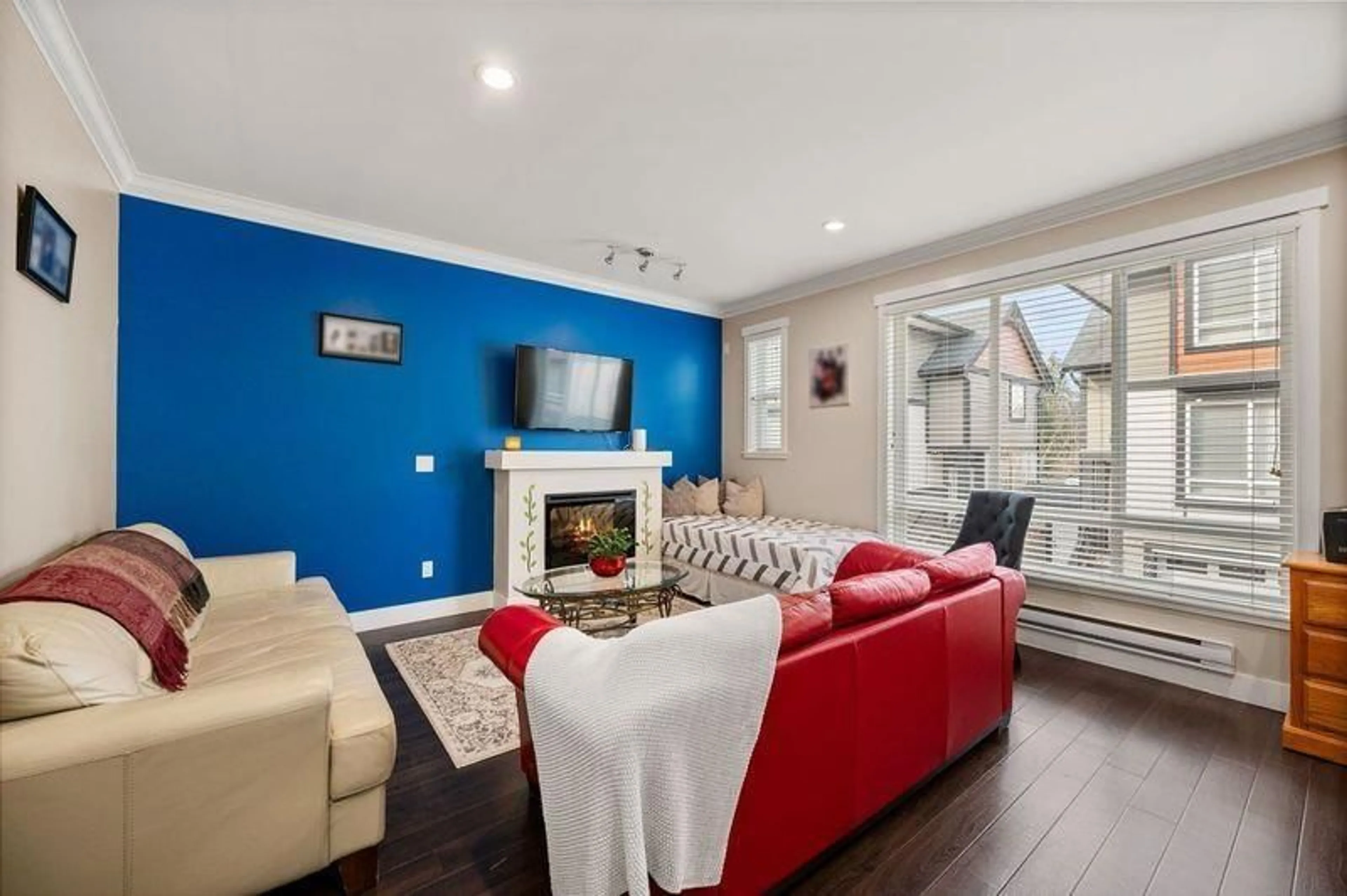 Living room with furniture, wood/laminate floor for 15 - 6378 142, Surrey British Columbia V3X1B8