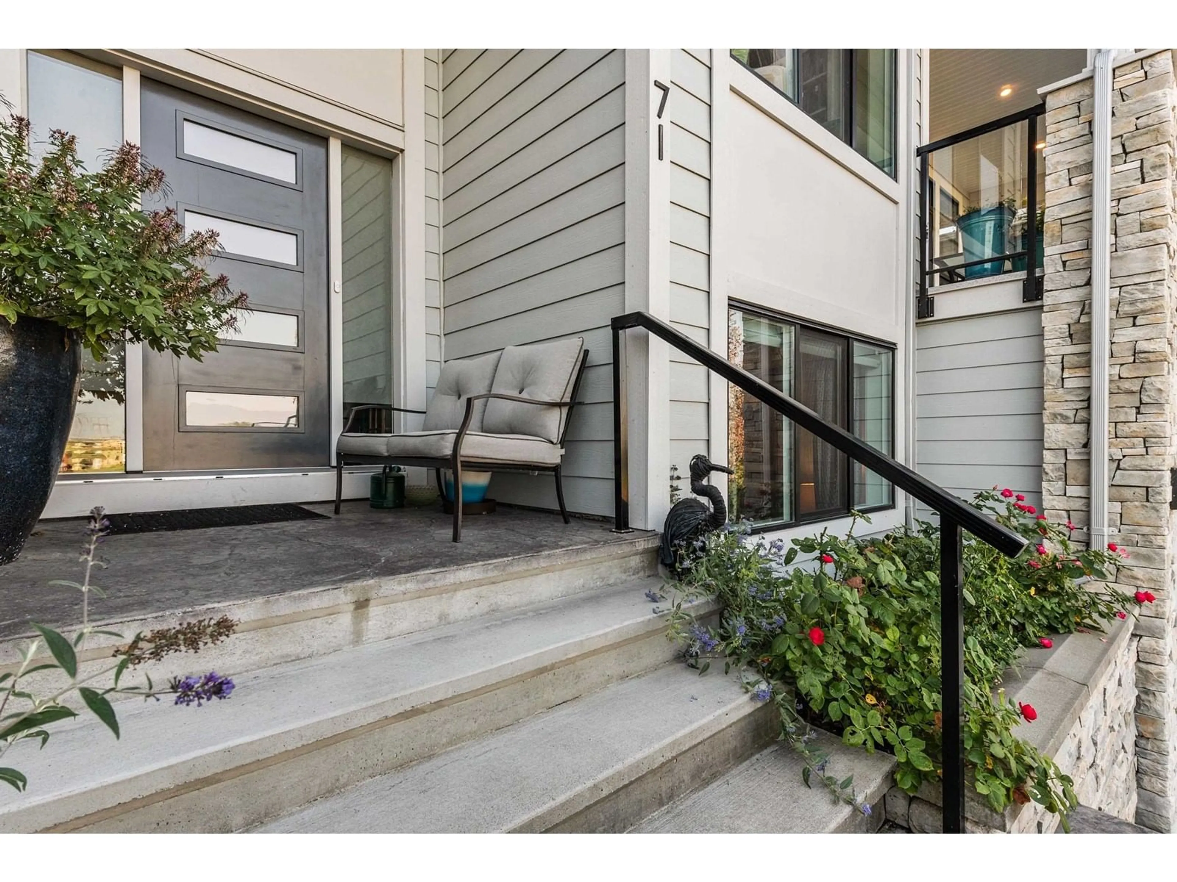 Indoor entryway for 71 - 50778 LEDGESTONE PLACE, Chilliwack British Columbia V2P0E7