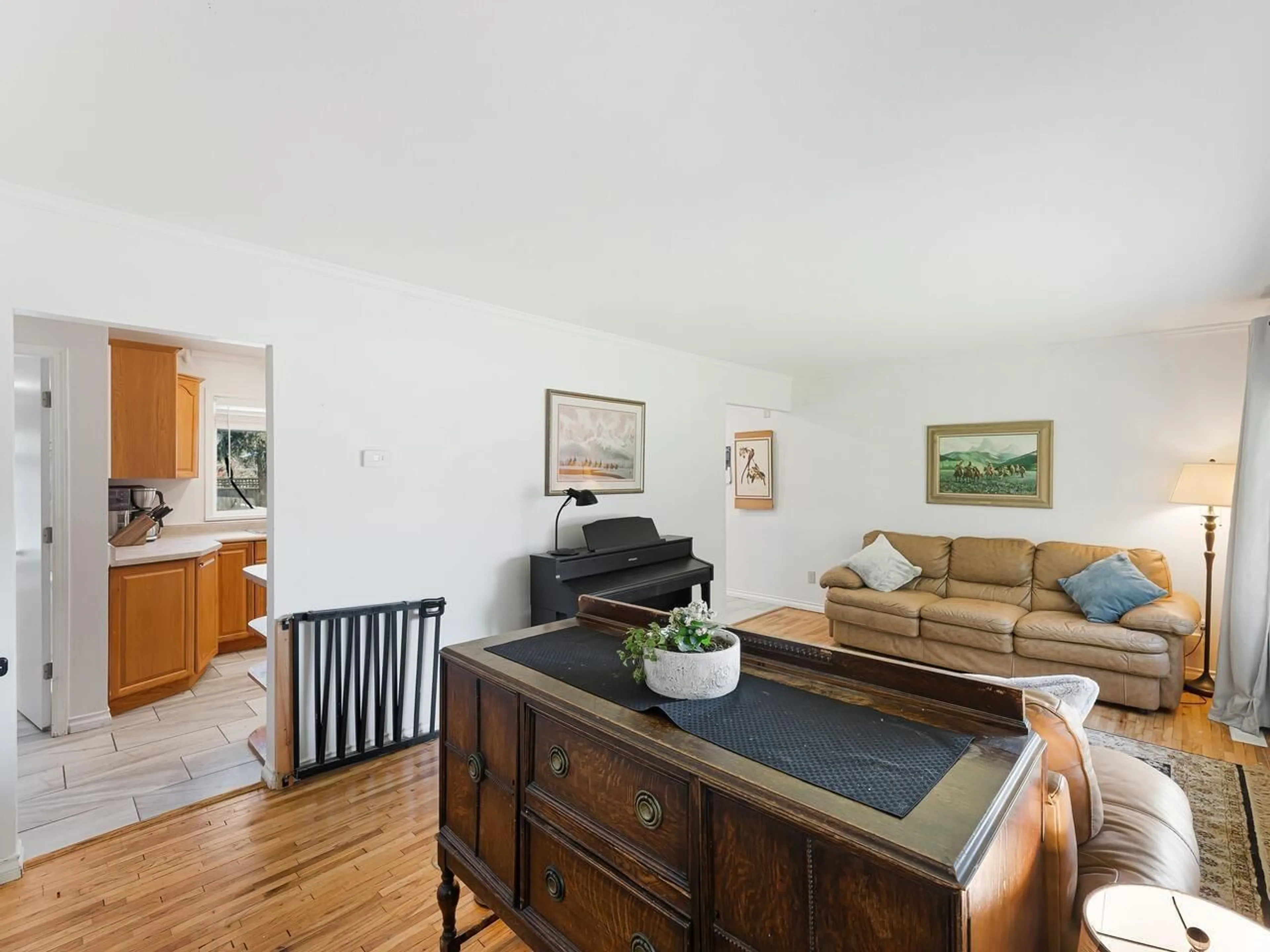 Living room with furniture, wood/laminate floor for 3538 196, Langley British Columbia V3A4T7