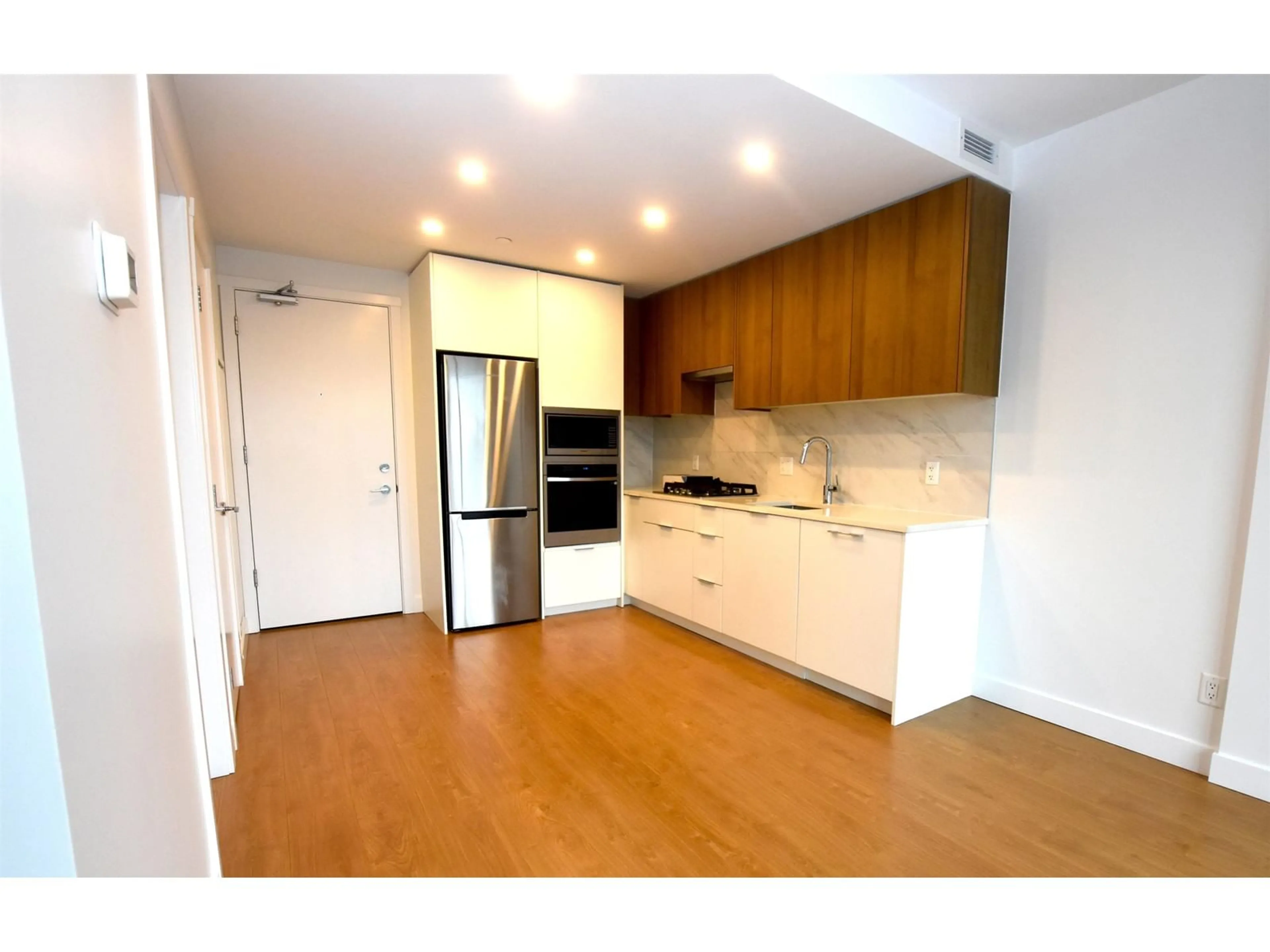 Standard kitchen, wood/laminate floor for 806 13359 OLD YALE ROAD, Surrey British Columbia V3T0S4