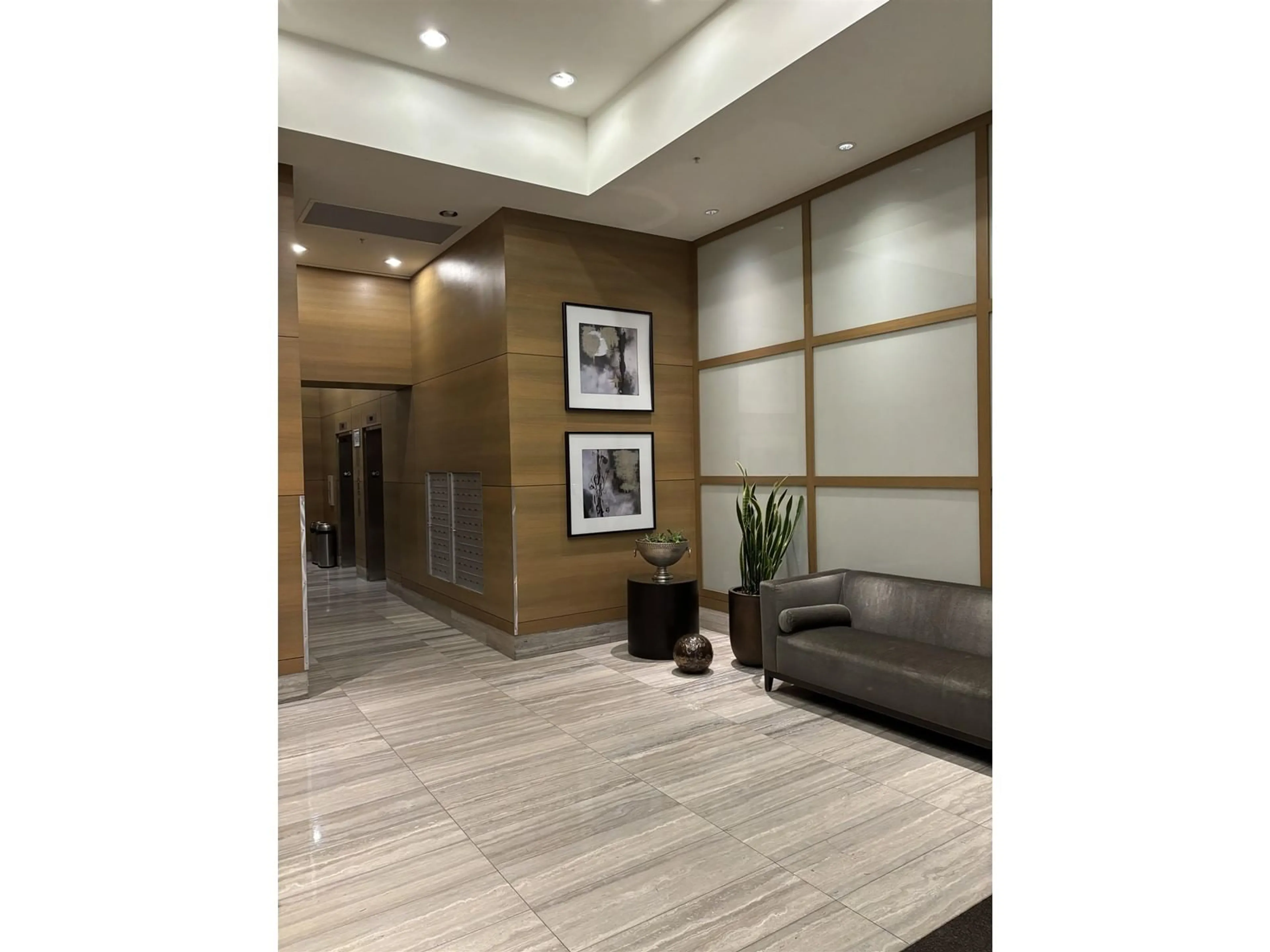 Lobby for 905 - 15152 RUSSELL, White Rock British Columbia V4B0A3