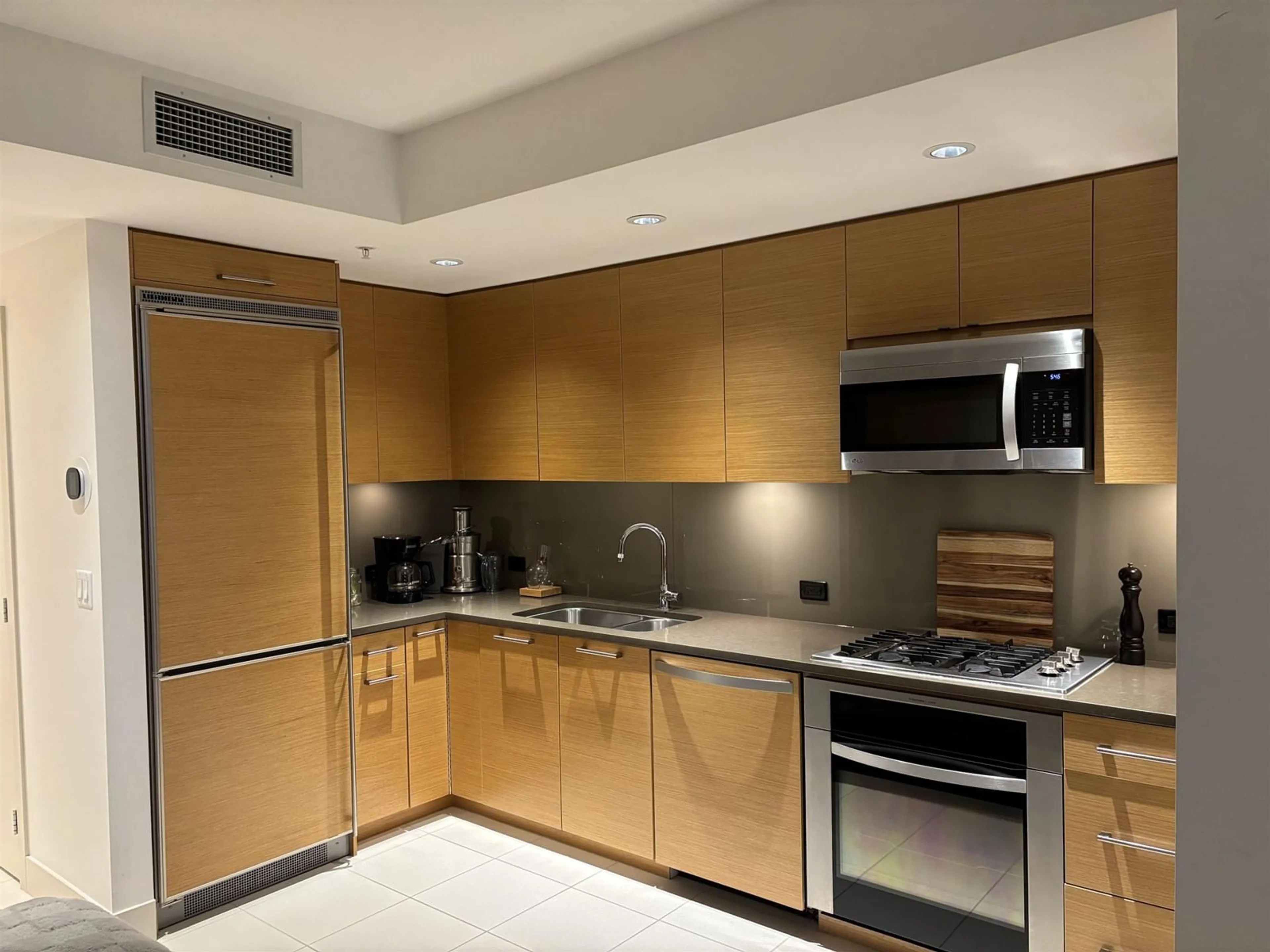 Standard kitchen, unknown for 905 - 15152 RUSSELL, White Rock British Columbia V4B0A3