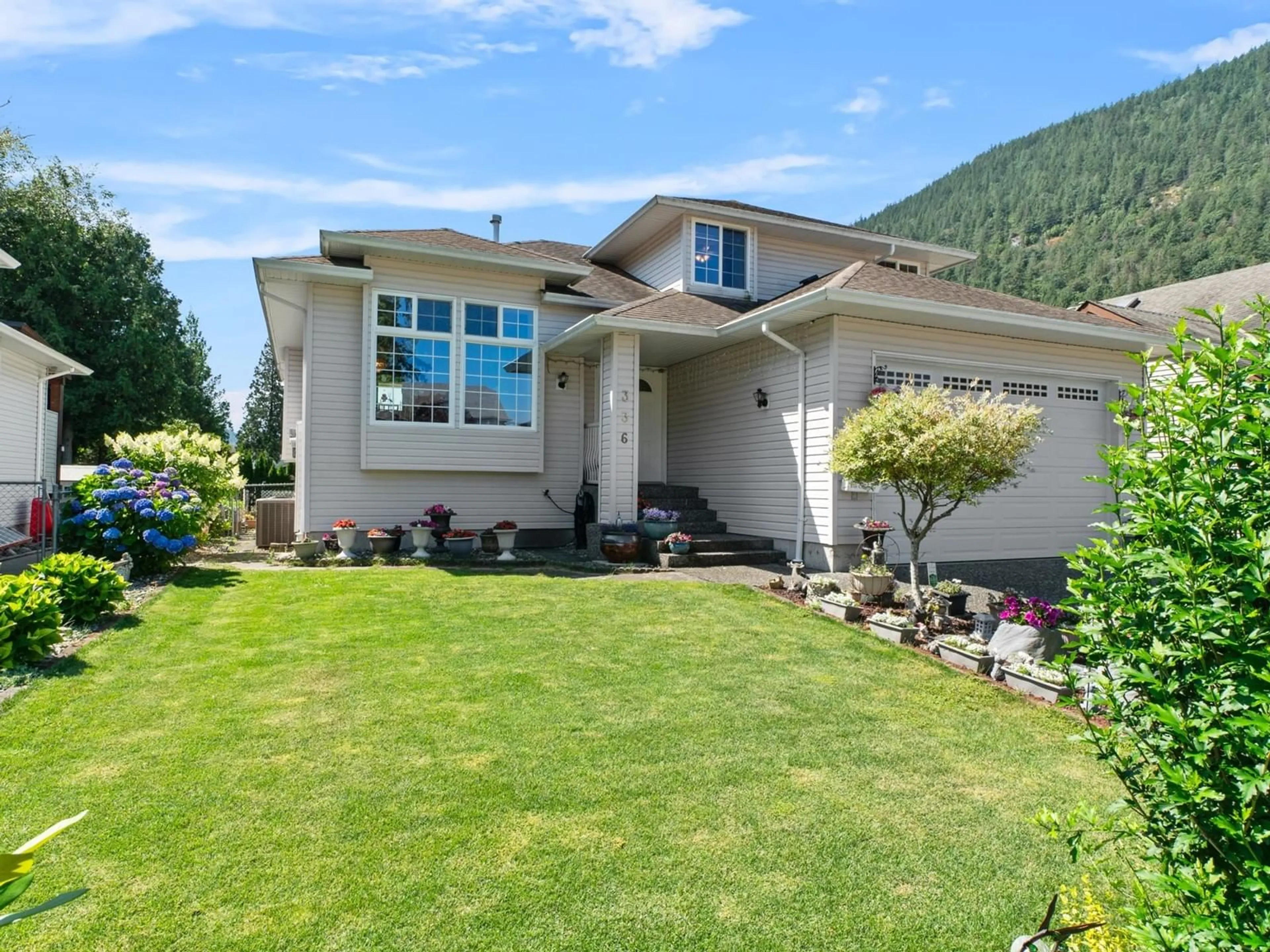 Home with vinyl exterior material, mountain view for 336 CHESTNUT AVENUE, Harrison Hot Springs British Columbia V0M1K0