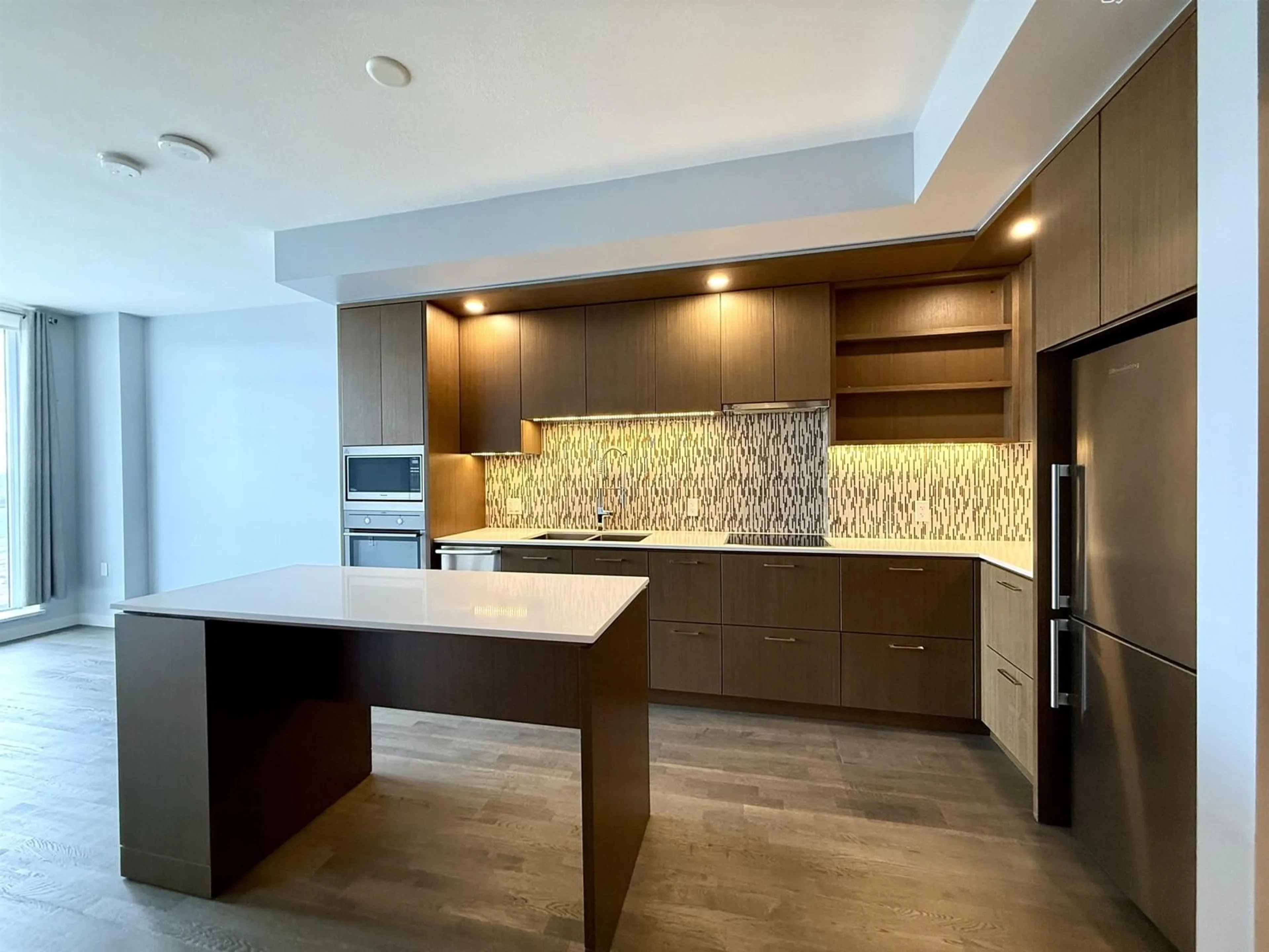 Contemporary kitchen, unknown for 1802 13495 CENTRAL AVENUE, Surrey British Columbia V3T0K2