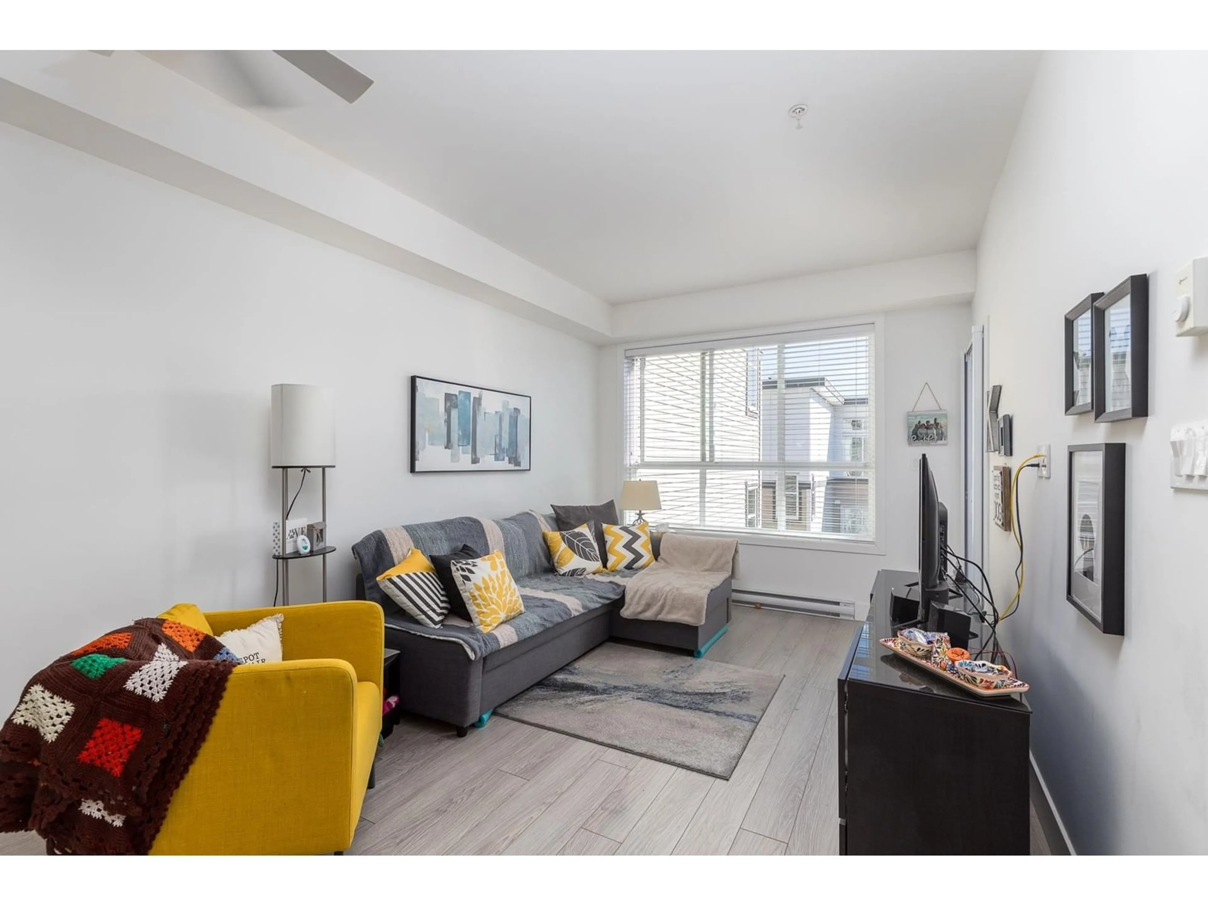 Living room with furniture, unknown for 312 - 6468 195A, Surrey British Columbia V4N6R6