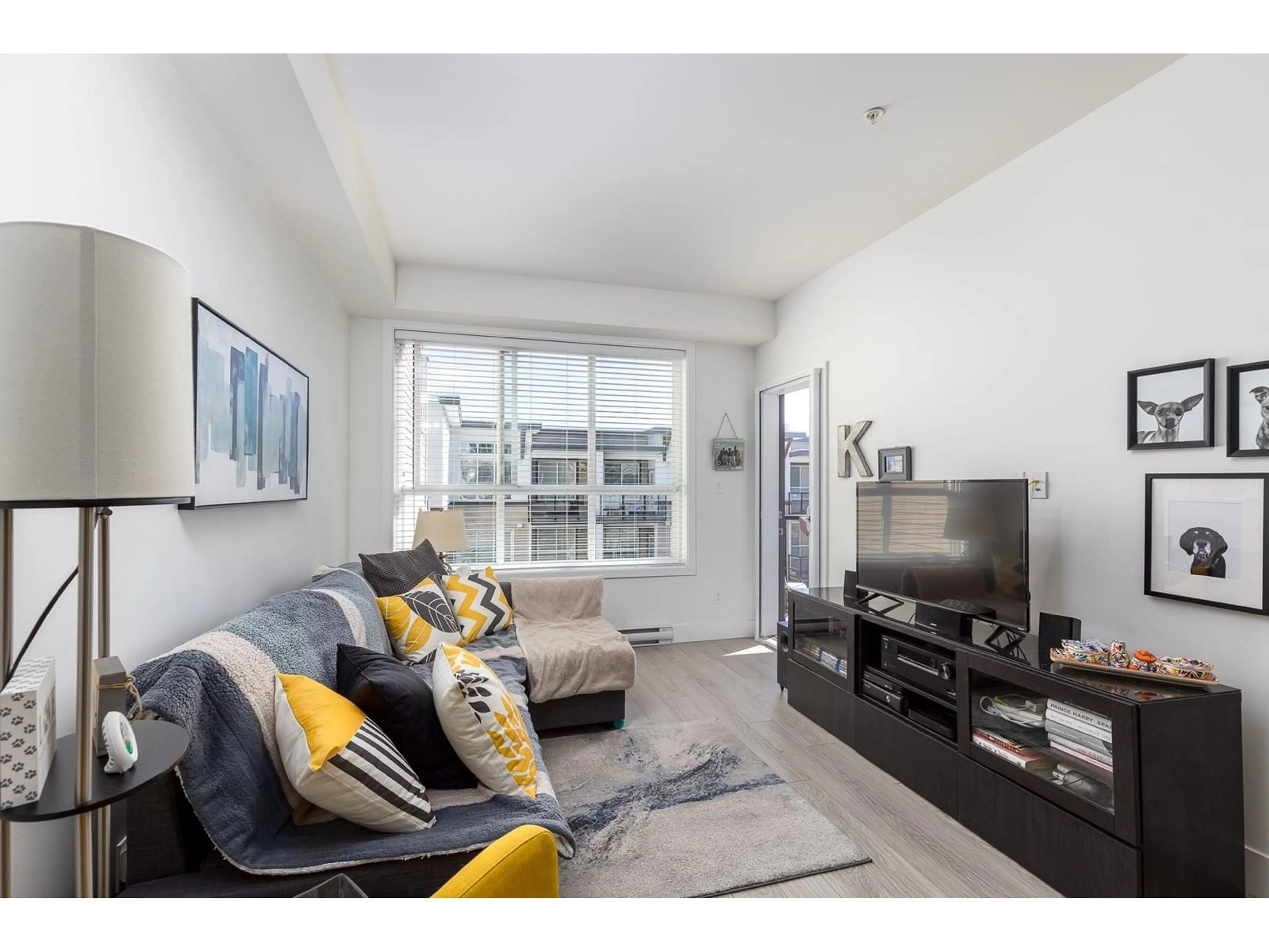 Living room with furniture, unknown for 312 - 6468 195A, Surrey British Columbia V4N6R6