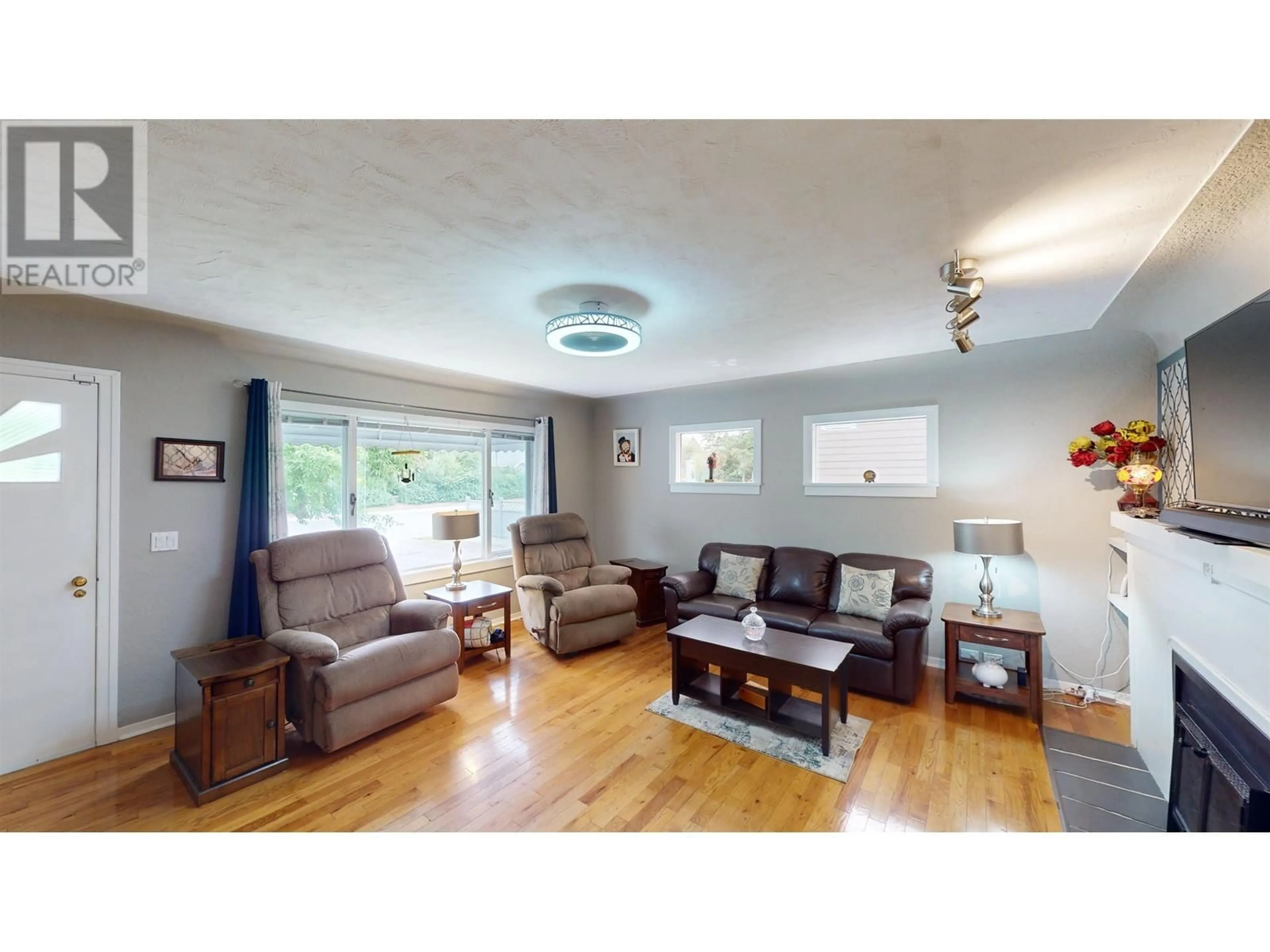 Living room with furniture, wood/laminate floor for 557 MCLEAN STREET, Quesnel British Columbia V2J2P5