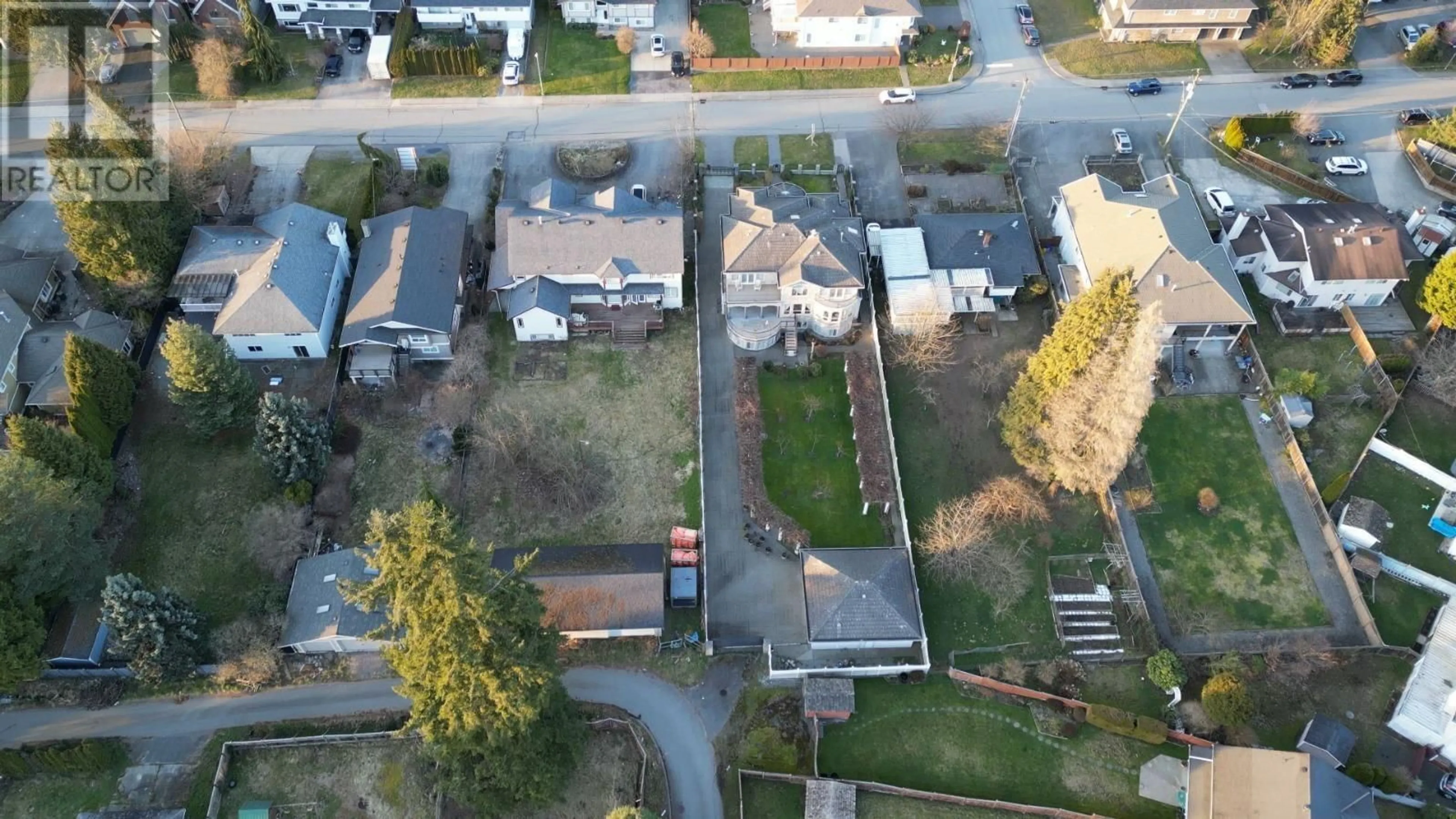 A pic from outside/outdoor area/front of a property/back of a property/a pic from drone, street for 642 THOMPSON AVENUE, Coquitlam British Columbia V3J3Z8