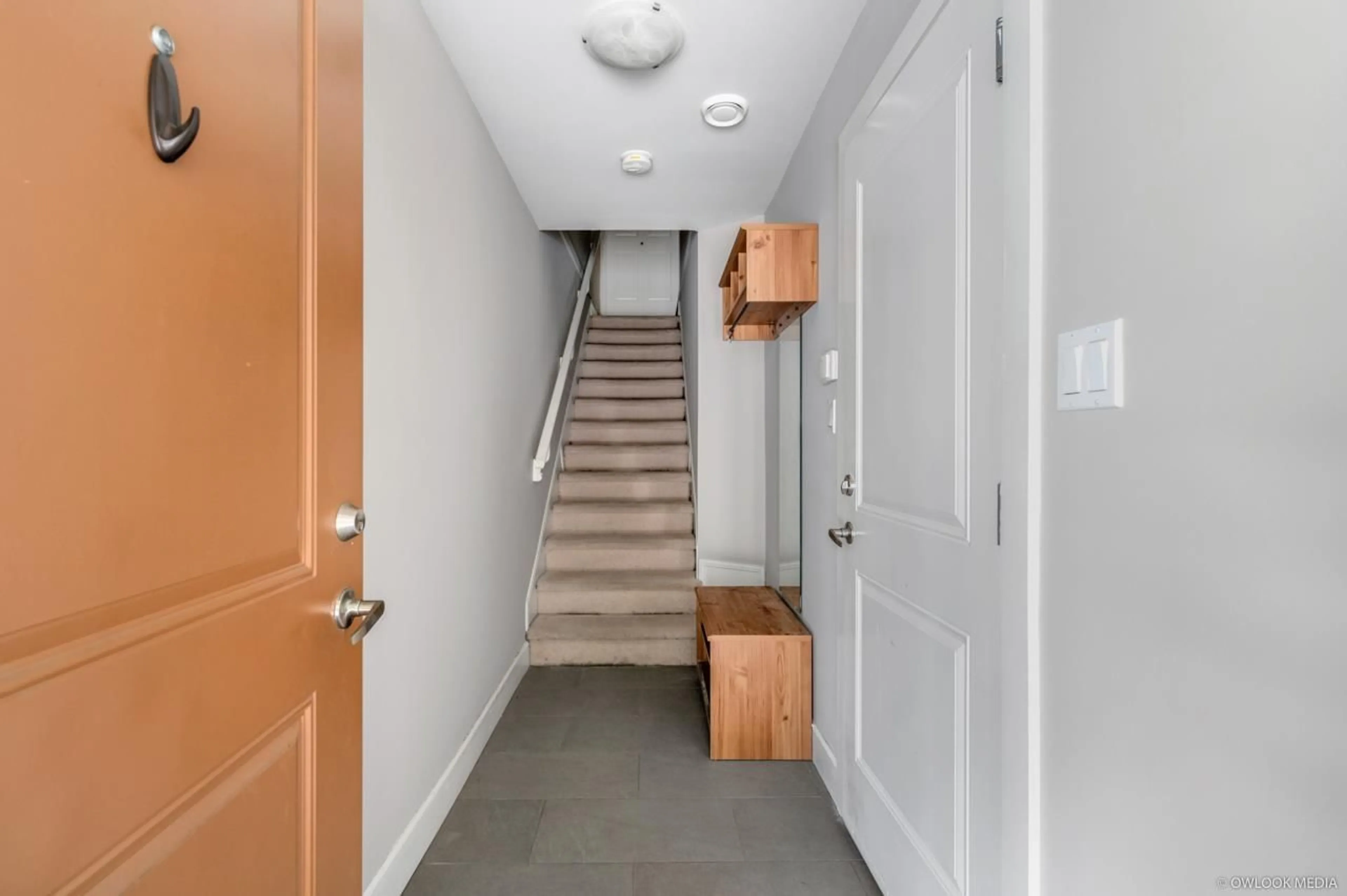 Indoor foyer for 6 - 12036 66, Surrey British Columbia V3W3M2