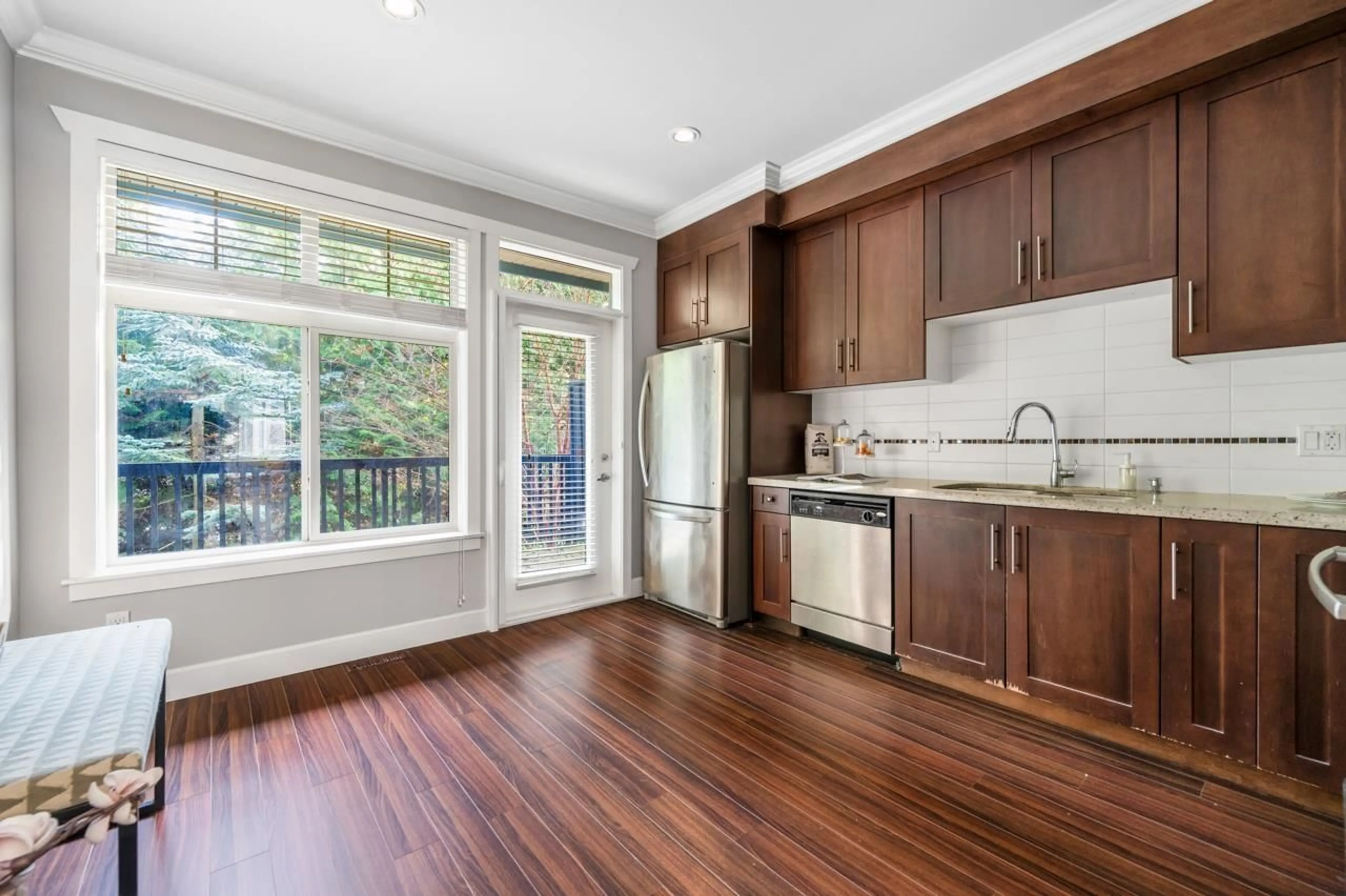 Open concept kitchen, wood/laminate floor for 6 - 12036 66, Surrey British Columbia V3W3M2