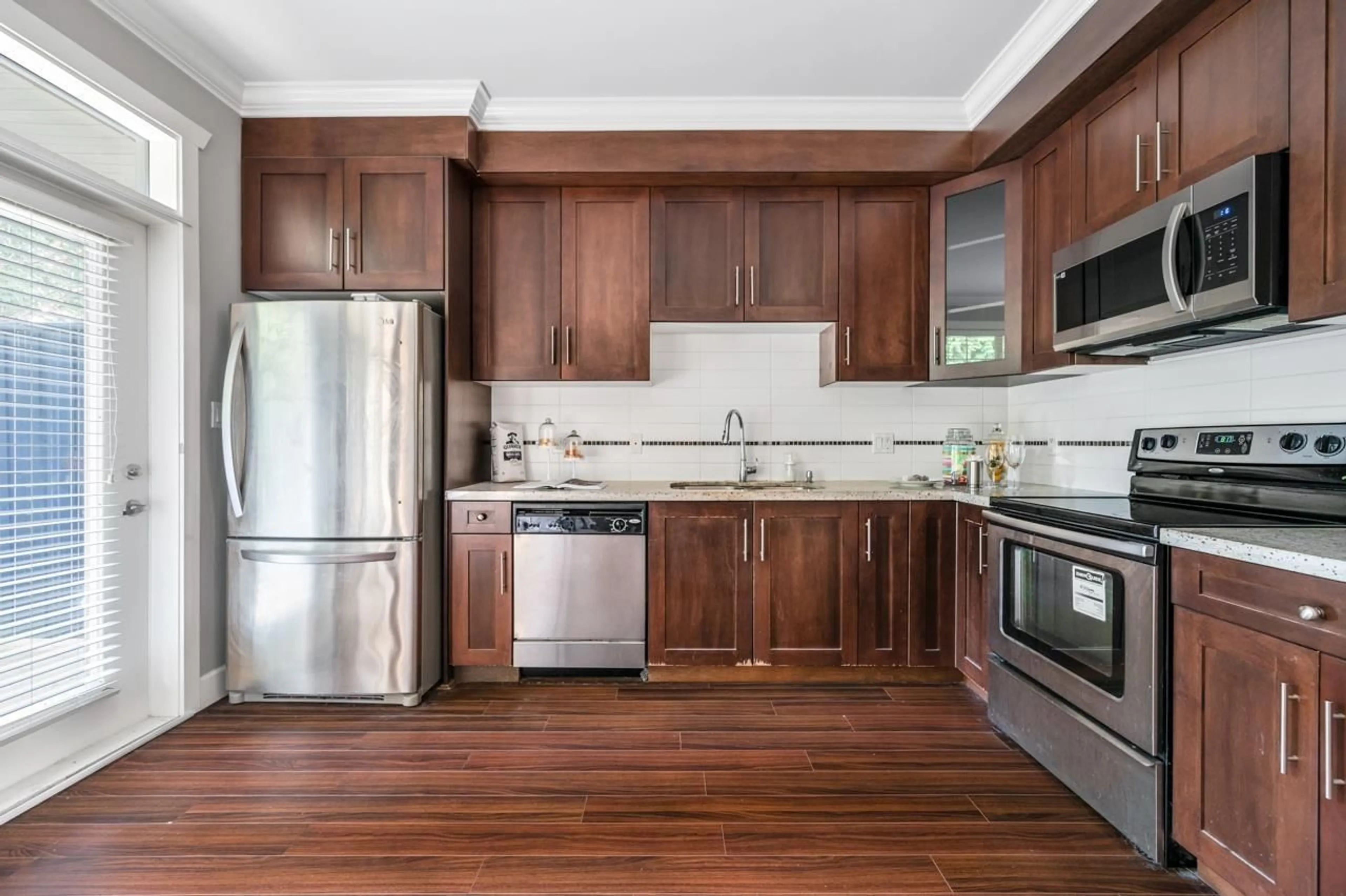 Standard kitchen, unknown for 6 - 12036 66, Surrey British Columbia V3W3M2