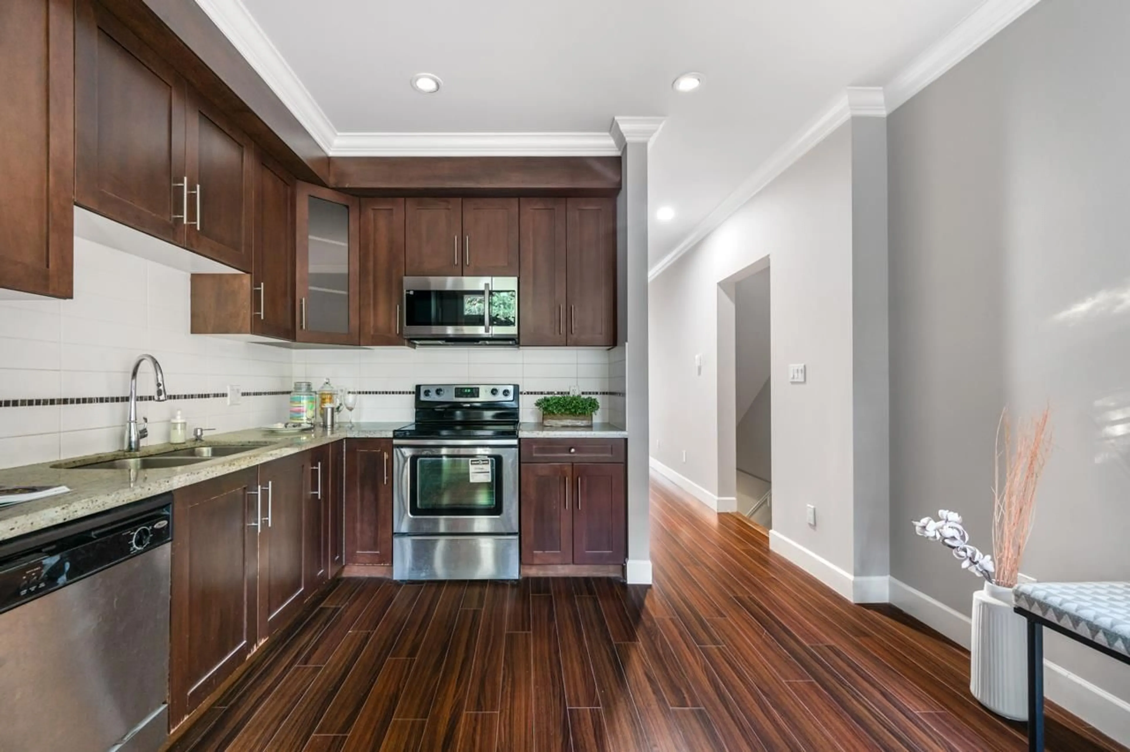 Open concept kitchen, wood/laminate floor for 6 - 12036 66, Surrey British Columbia V3W3M2