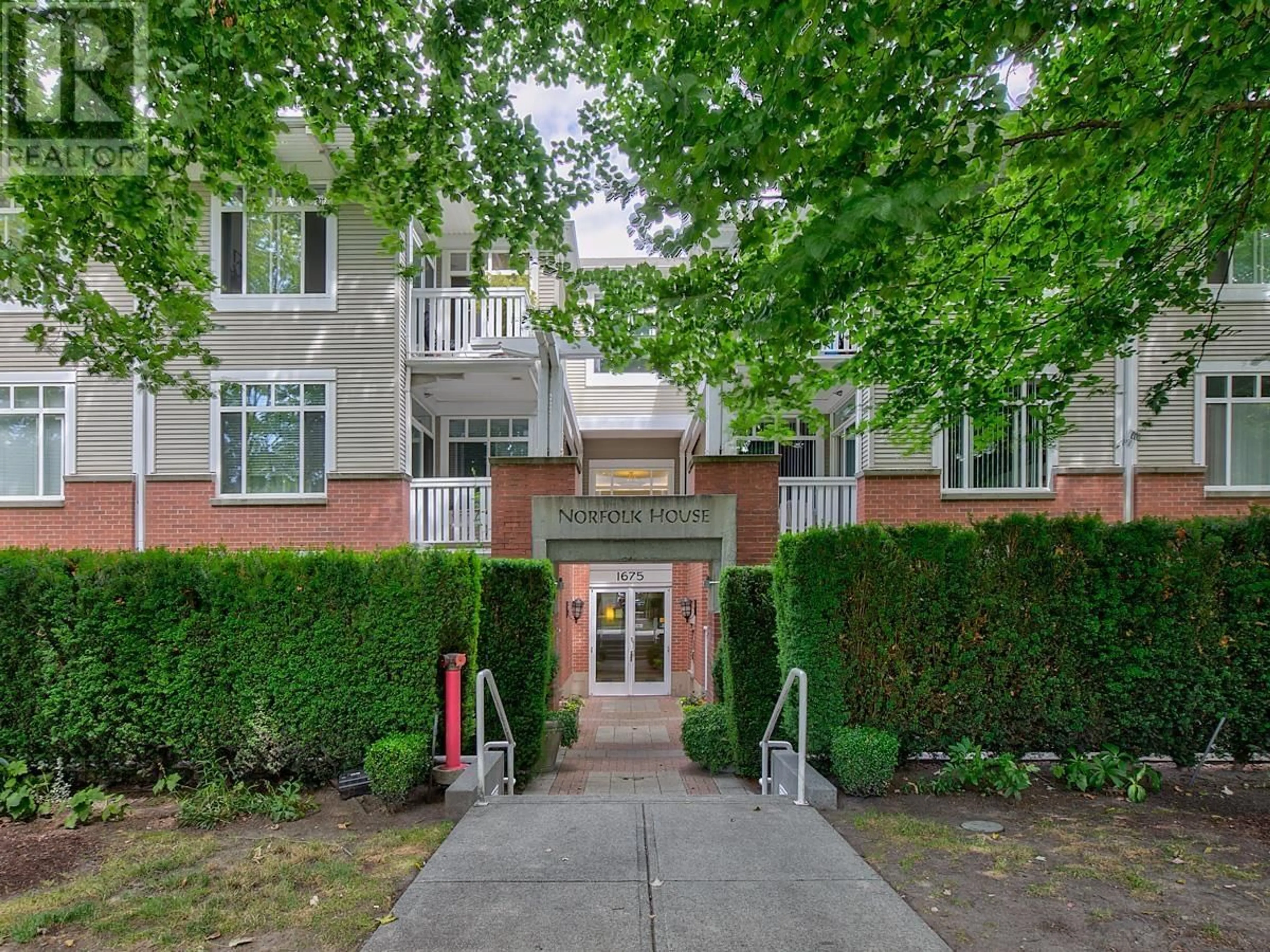 Indoor foyer for 316 1675 W 10TH AVENUE, Vancouver British Columbia V6J2A2