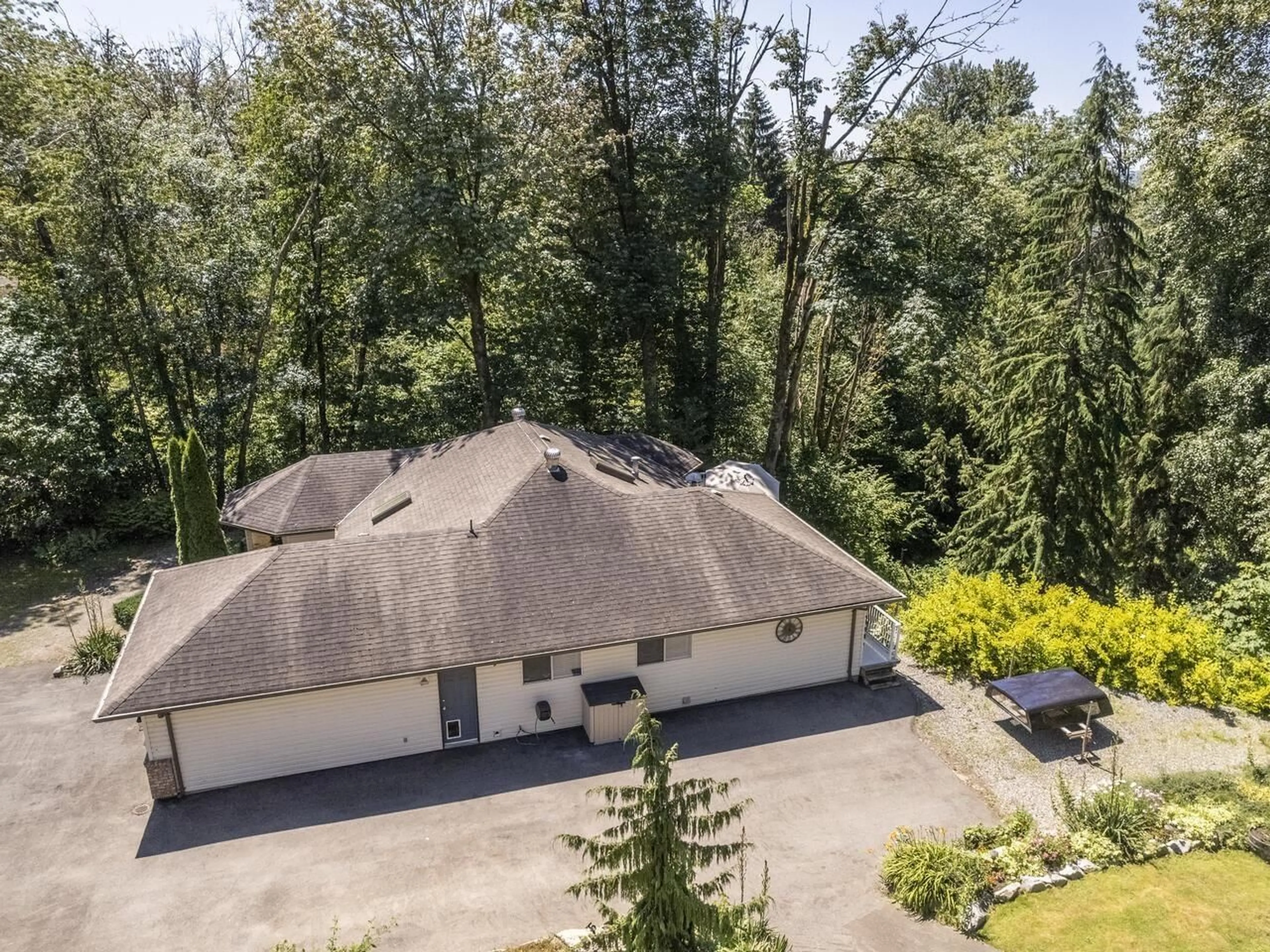 A pic from outside/outdoor area/front of a property/back of a property/a pic from drone, unknown for 7681 HORNE, Mission British Columbia V3V3Y8