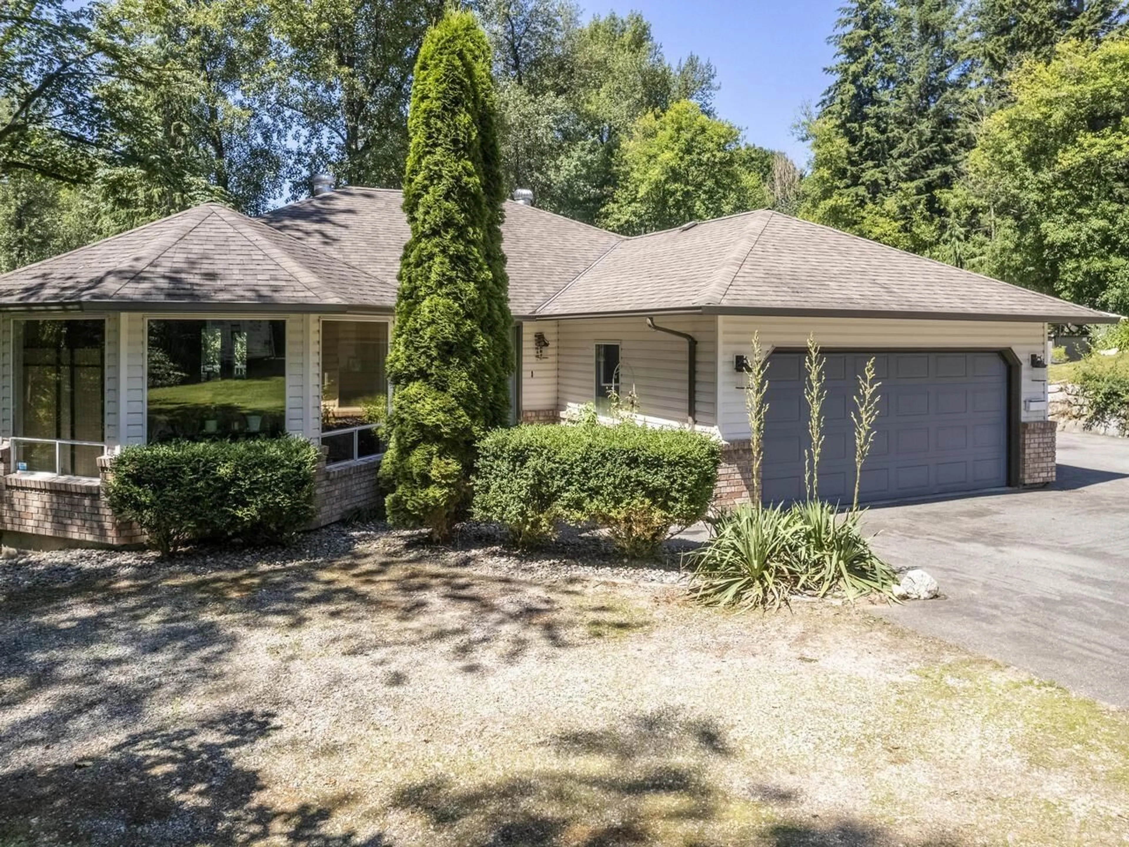 A pic from outside/outdoor area/front of a property/back of a property/a pic from drone, street for 7681 HORNE STREET, Mission British Columbia V3V3Y8