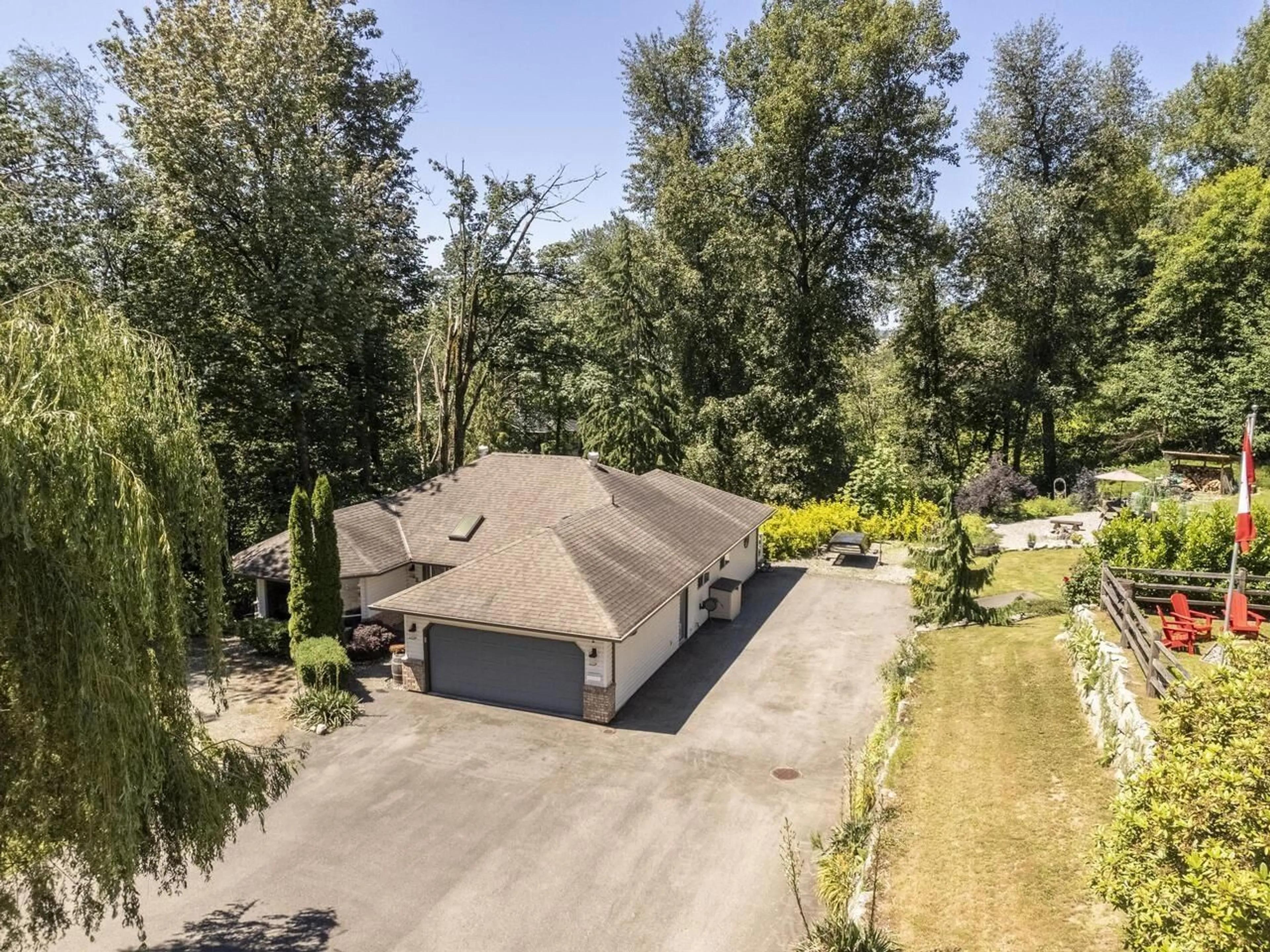 A pic from outside/outdoor area/front of a property/back of a property/a pic from drone, street for 7681 HORNE STREET, Mission British Columbia V3V3Y8