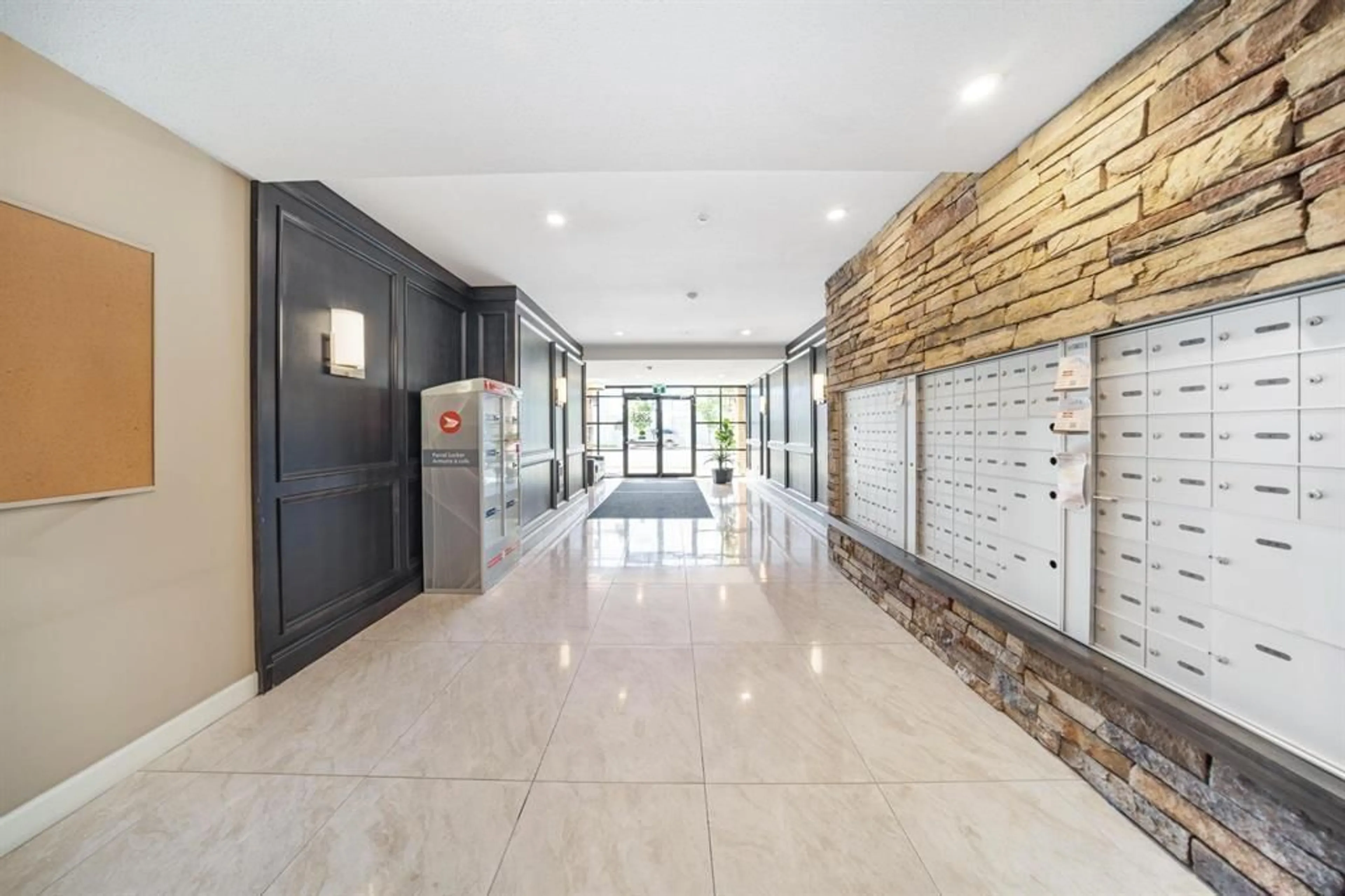 Indoor foyer for 219 - 2860 TRETHEWEY, Abbotsford British Columbia V2T0G5
