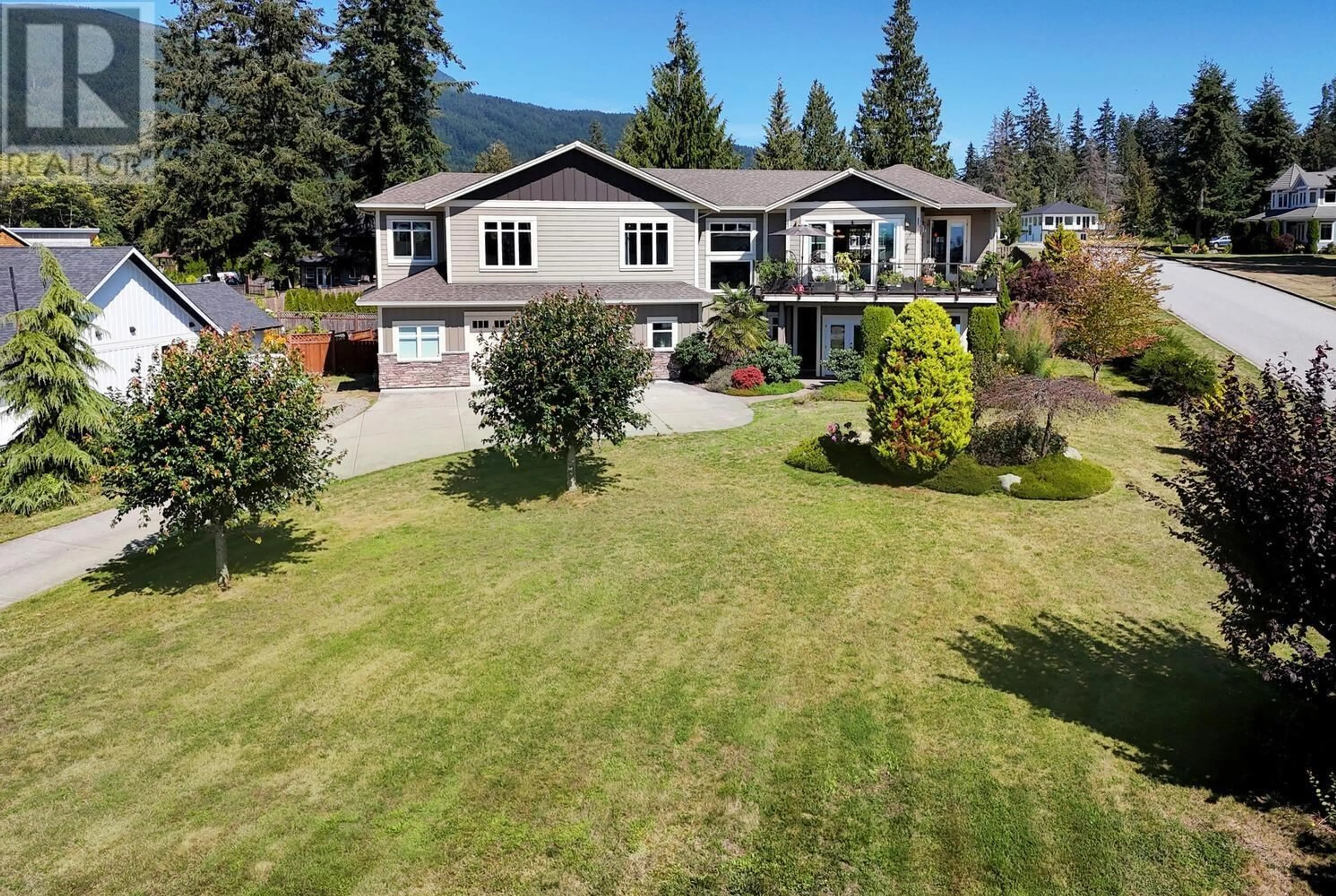 A pic from outside/outdoor area/front of a property/back of a property/a pic from drone, unknown for 1464 SUNSET PLACE, Gibsons British Columbia V0N1V5