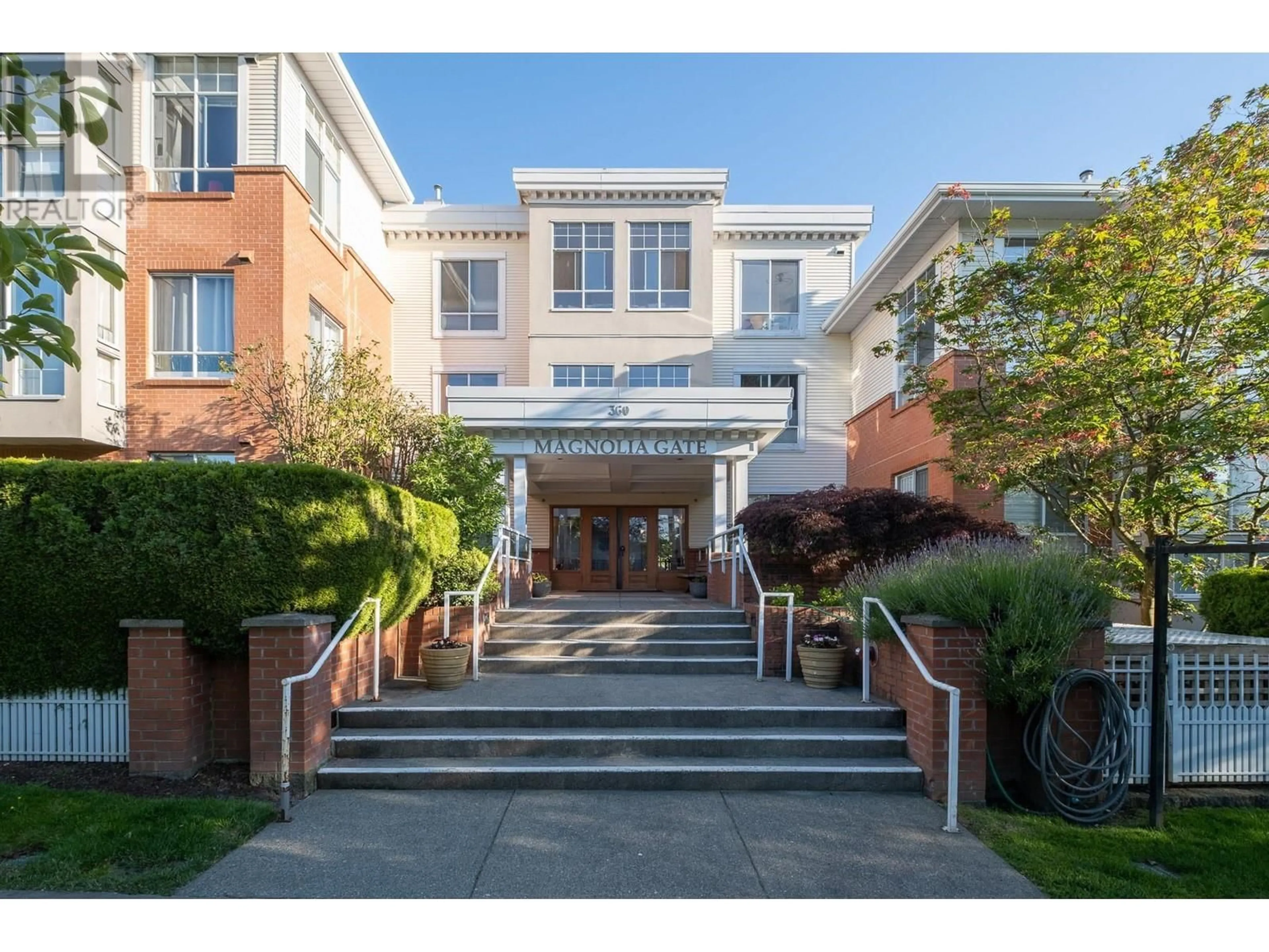 Indoor foyer for 205 360 E 36TH AVENUE, Vancouver British Columbia V5W4B9