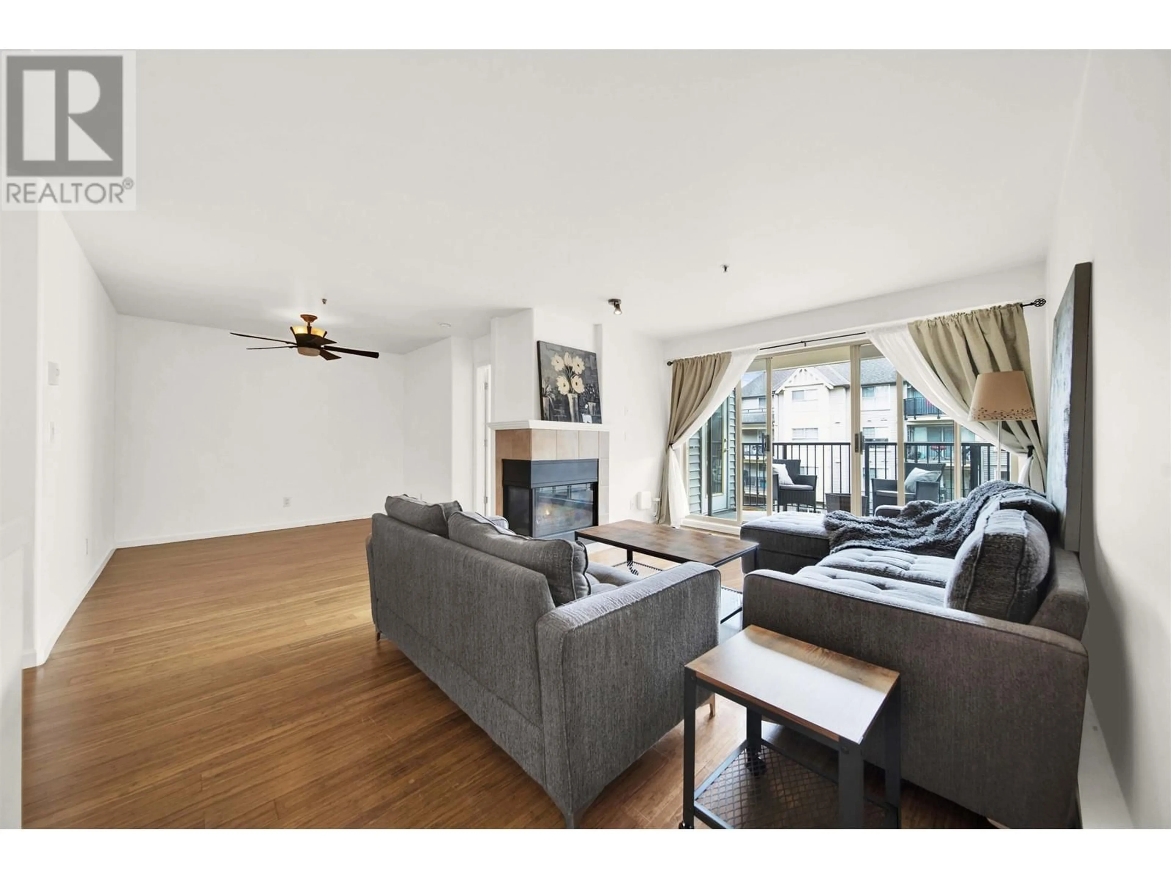 Living room with furniture, wood/laminate floor for 409 215 TWELFTH STREET, New Westminster British Columbia V3M4H4