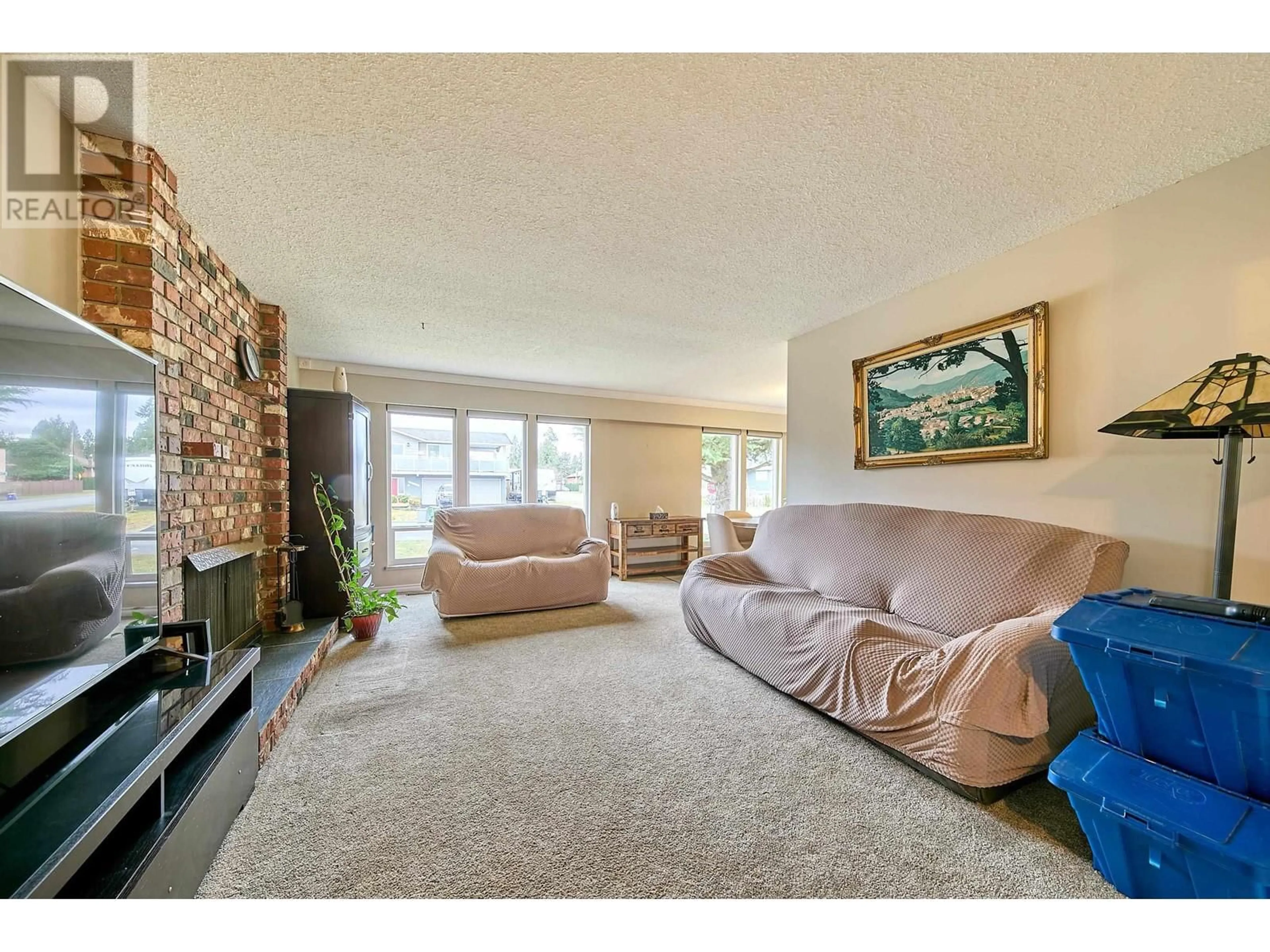 Living room with furniture, carpet floor for 21185 MCCALLUM COURT, Maple Ridge British Columbia V4R2L9