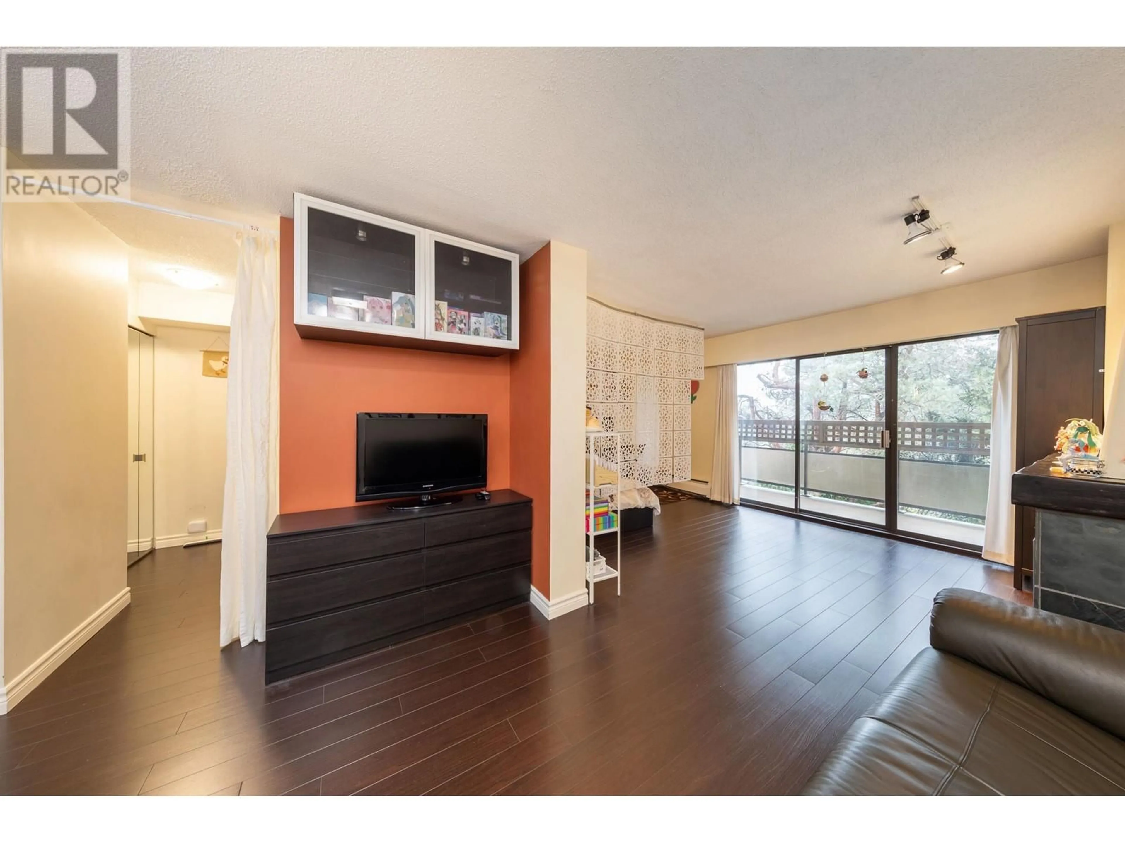 Living room with furniture, wood/laminate floor for 318 2320 W 40TH AVENUE, Vancouver British Columbia V6M4H6