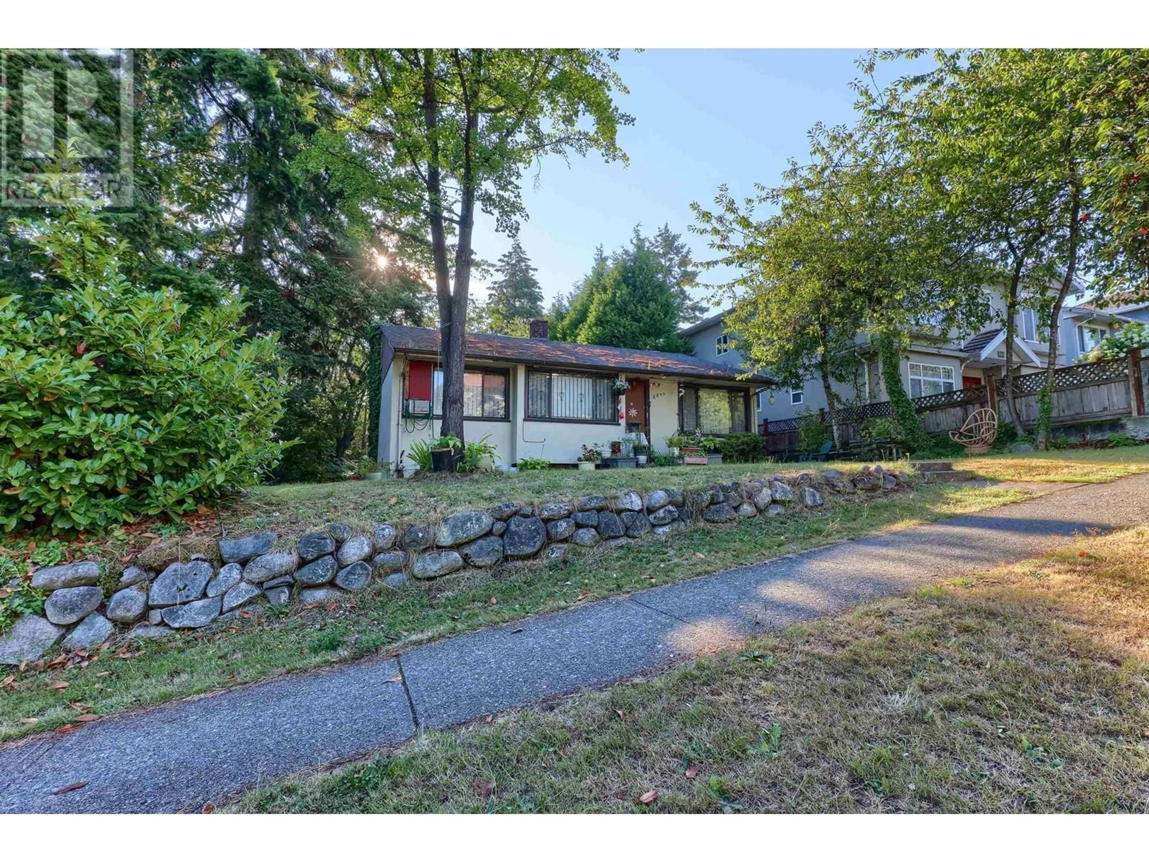 A pic from outside/outdoor area/front of a property/back of a property/a pic from drone, street for 8287 VICTORIA DRIVE, Vancouver British Columbia V5P4A7