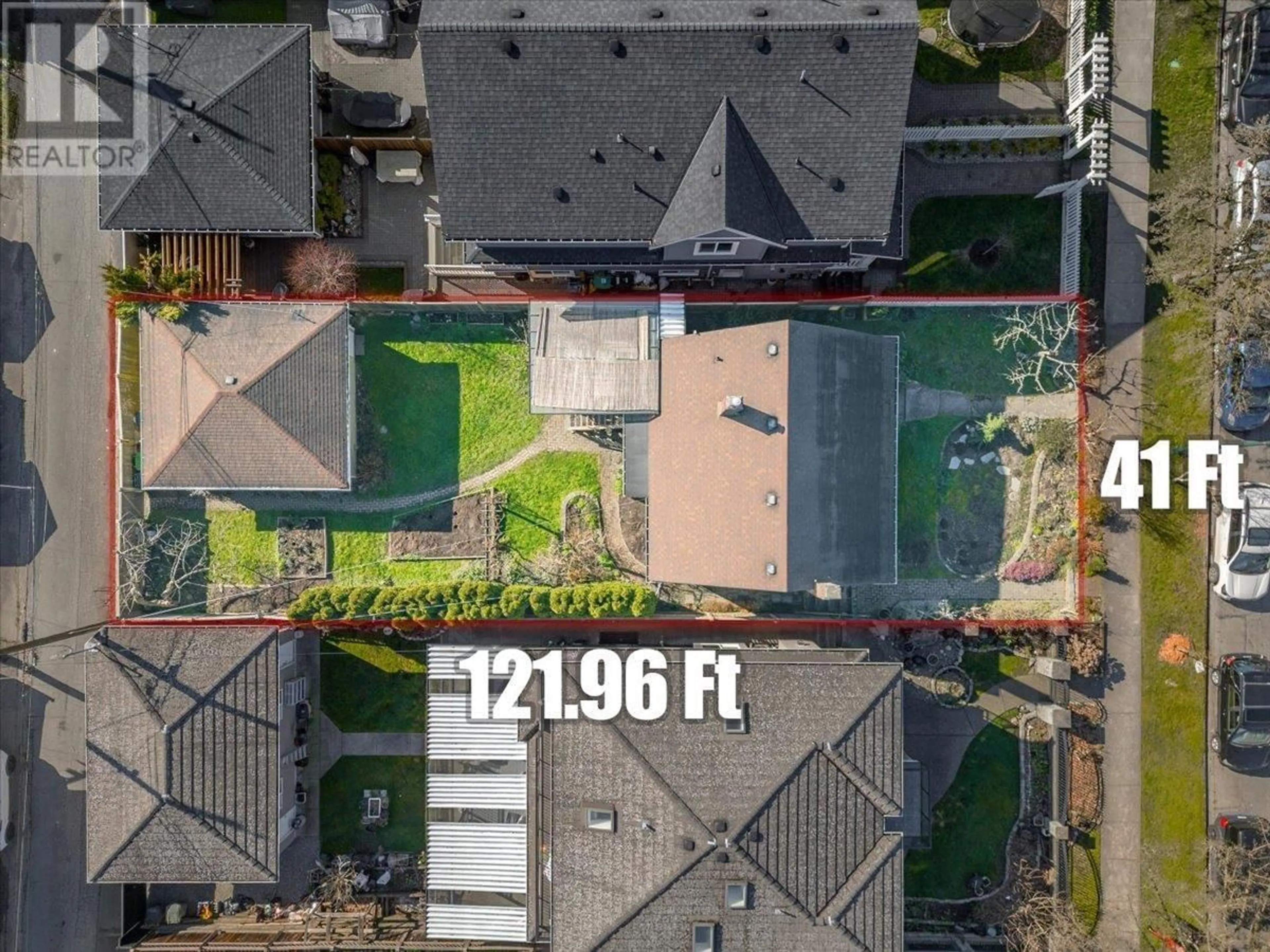 A pic from outside/outdoor area/front of a property/back of a property/a pic from drone, street for 2578 E 4TH AVENUE, Vancouver British Columbia V5M1K3