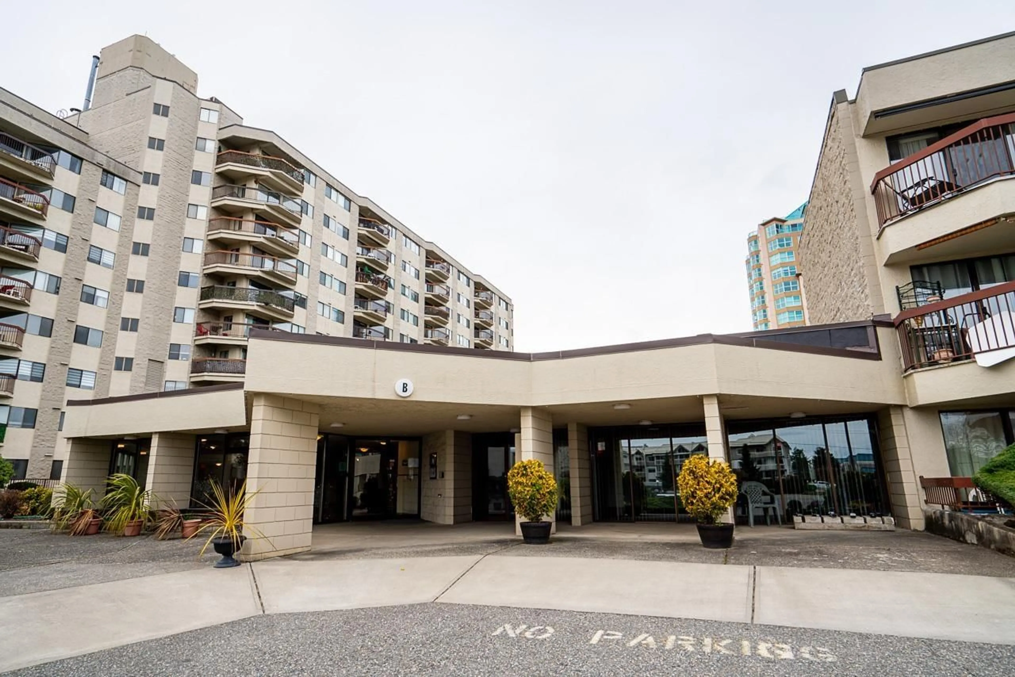 Patio, building for 901 - 31955 OLD YALE, Abbotsford British Columbia V2T4N1