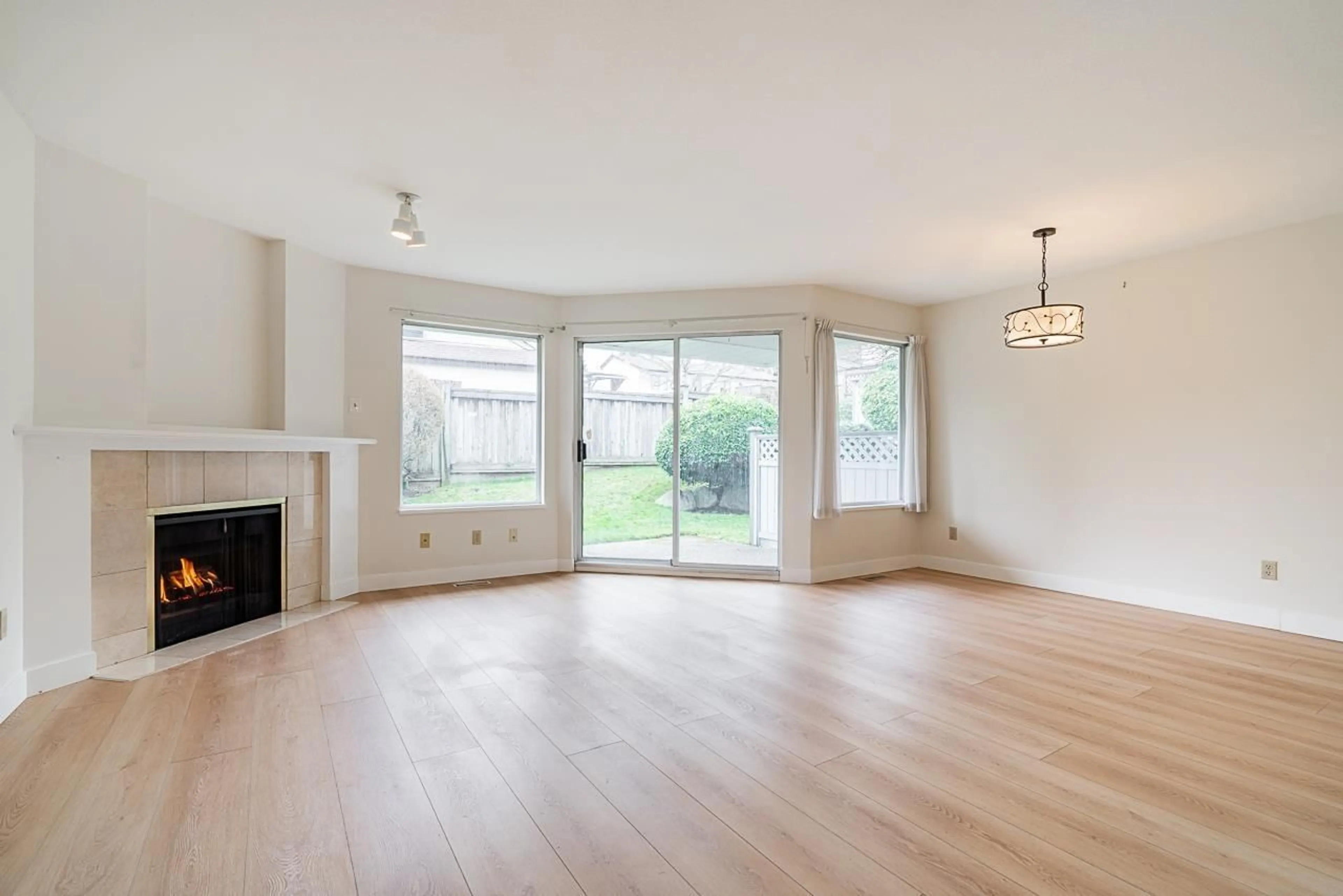 Living room with furniture, wood/laminate floor for 63 9285 122 STREET, Surrey British Columbia V3V7R7