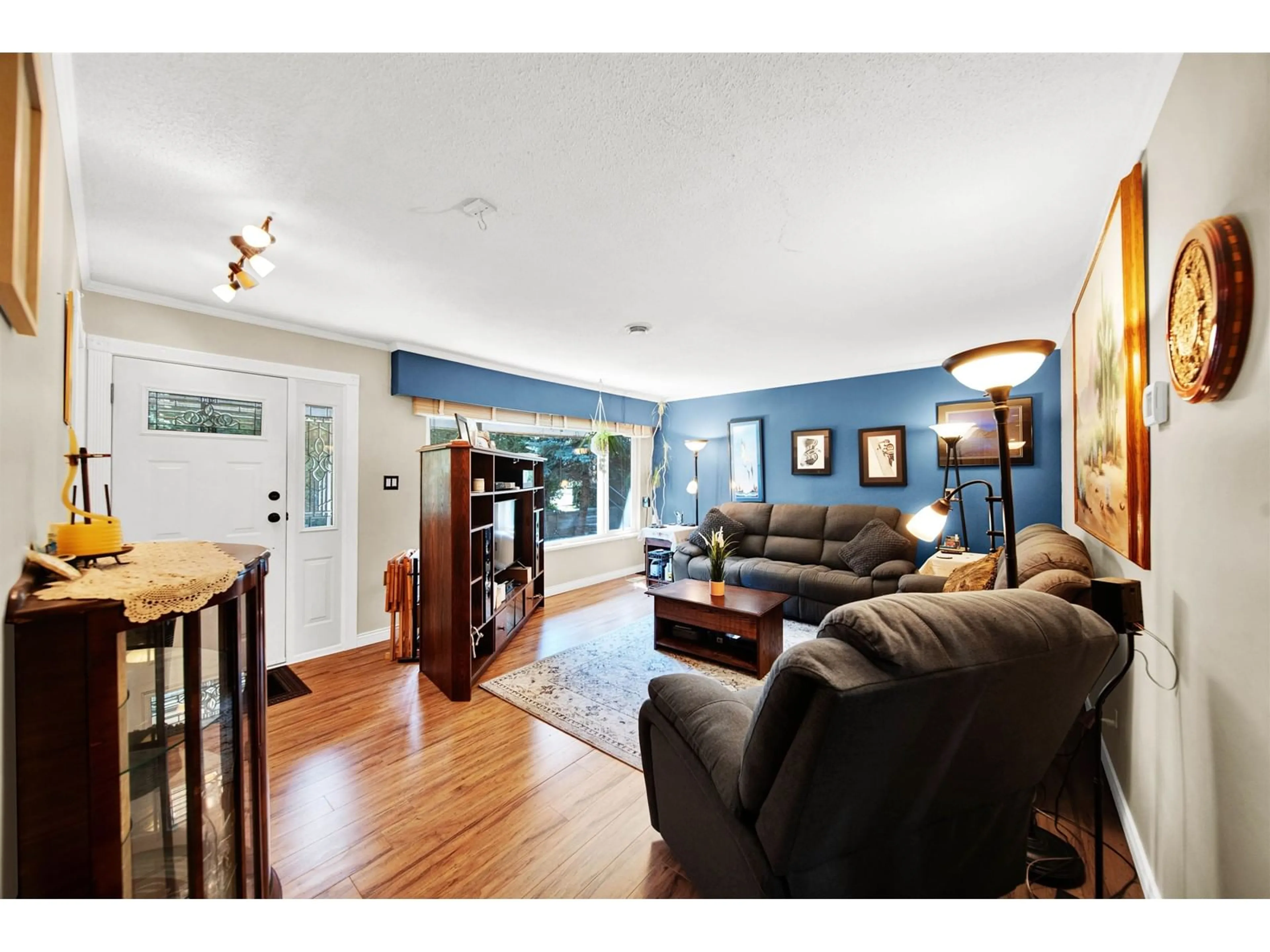 Living room with furniture, wood/laminate floor for 12669 96, Surrey British Columbia V3V1X5