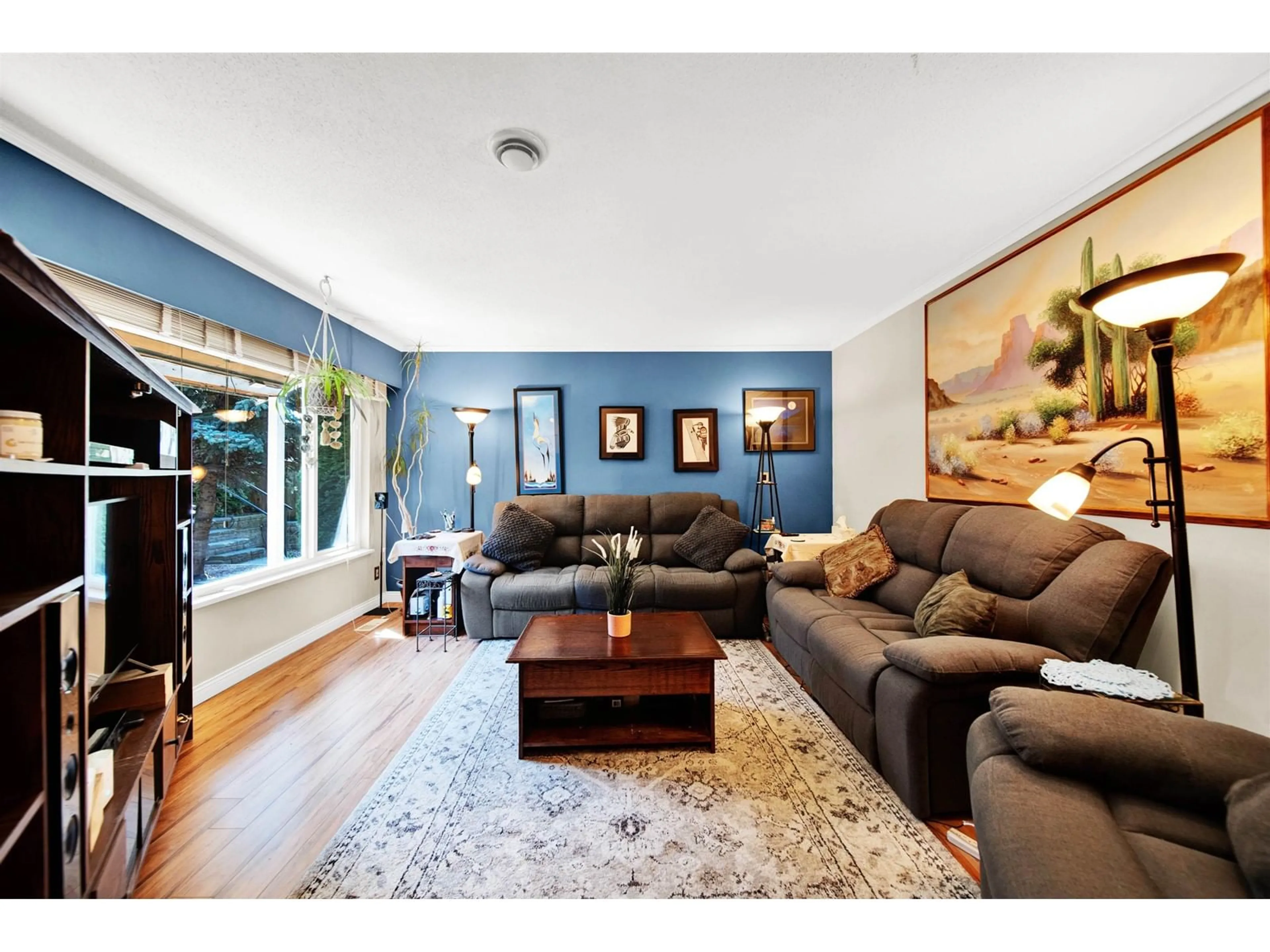 Living room with furniture, wood/laminate floor for 12669 96, Surrey British Columbia V3V1X5