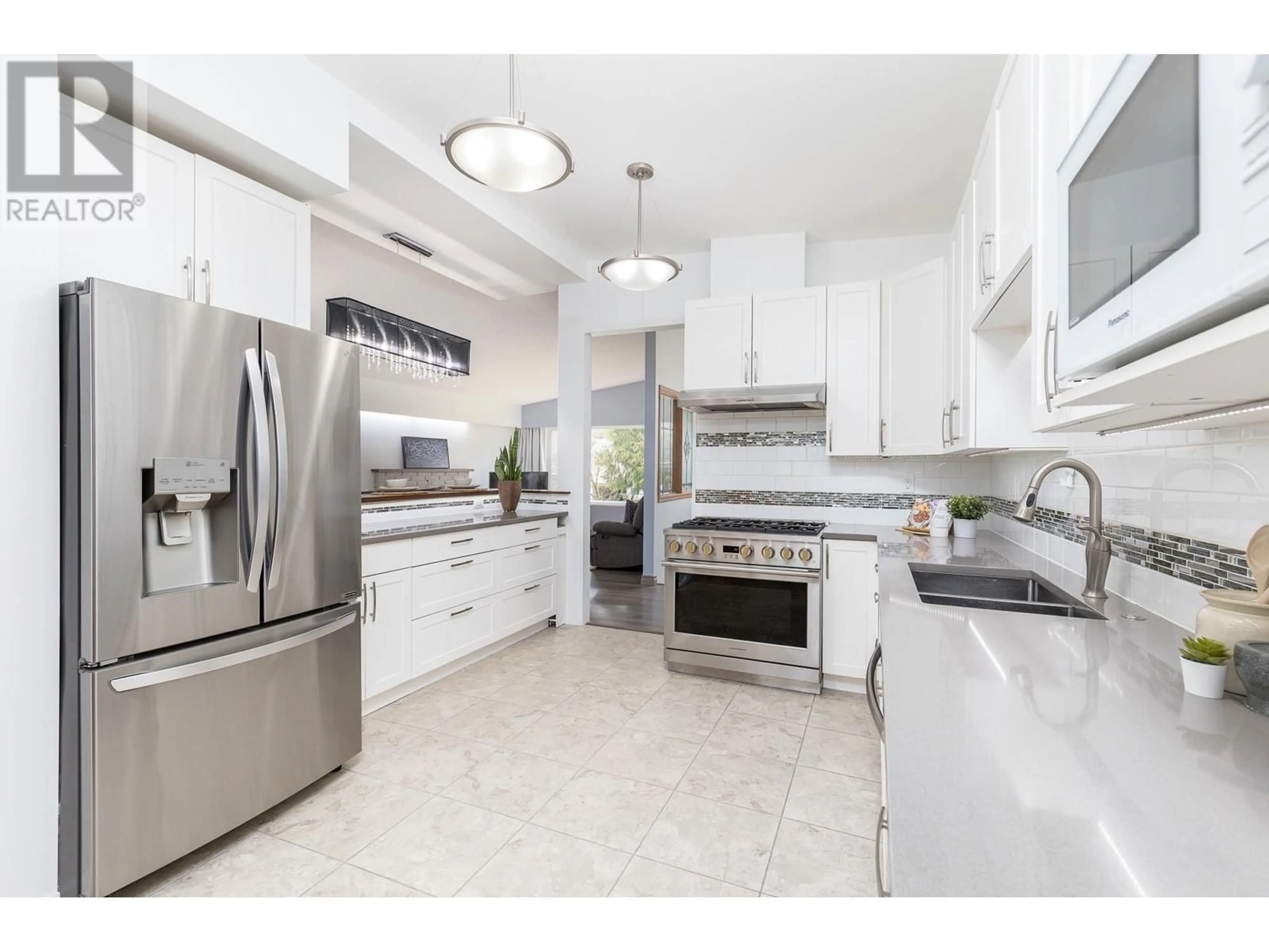 Open concept kitchen, ceramic/tile floor for 325 HOULT STREET, New Westminster British Columbia V3L4X2