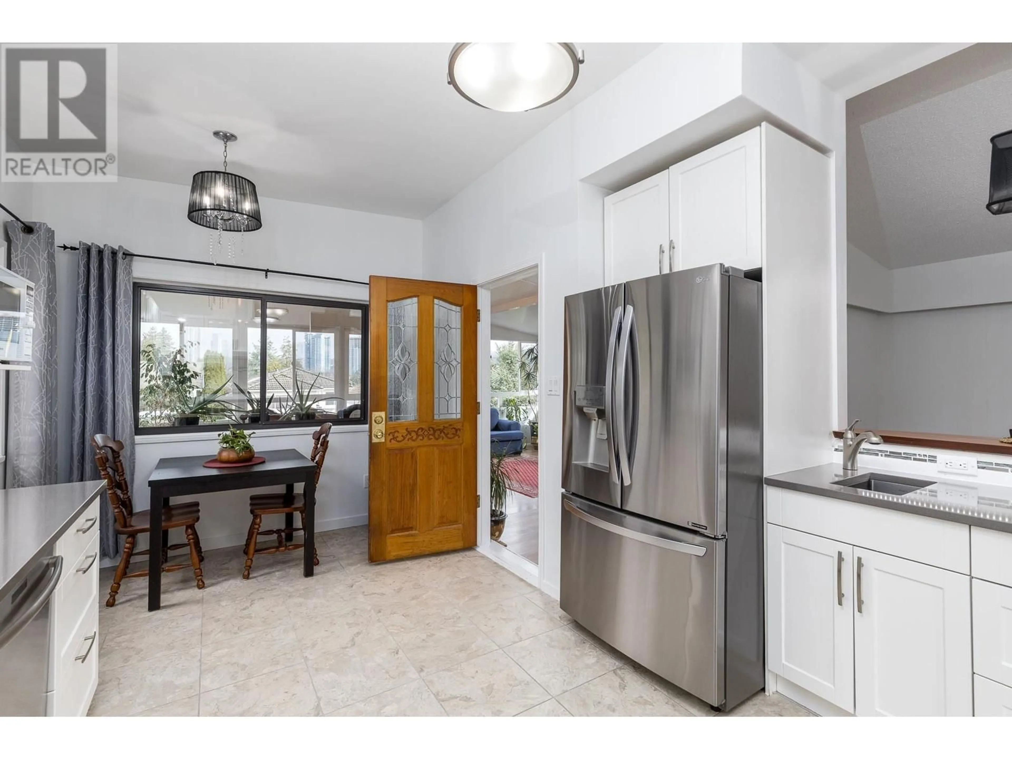 Open concept kitchen, ceramic/tile floor for 325 HOULT STREET, New Westminster British Columbia V3L4X2