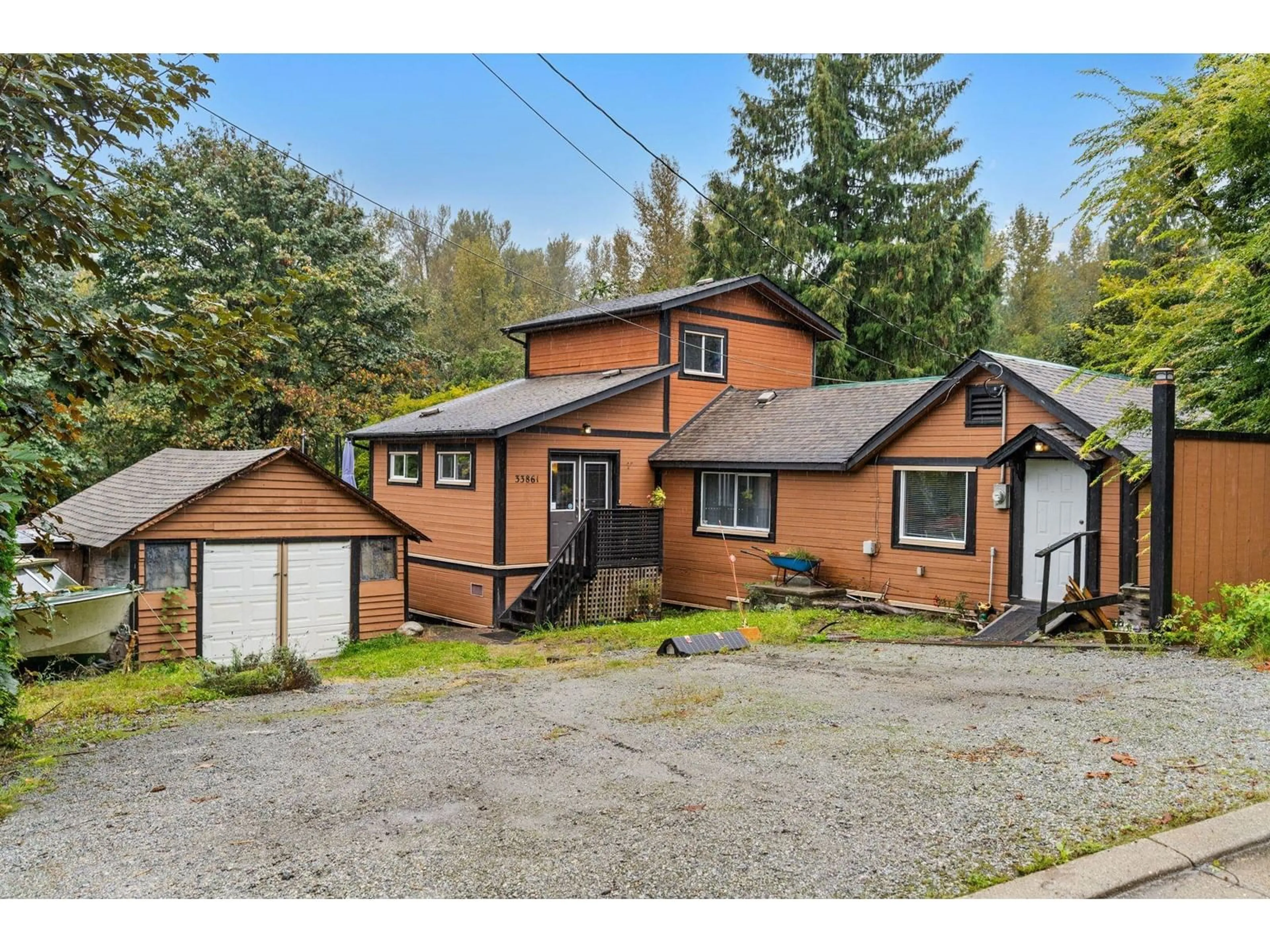 A pic from outside/outdoor area/front of a property/back of a property/a pic from drone, street for 33861 PRENTIS, Mission British Columbia V2V2J7