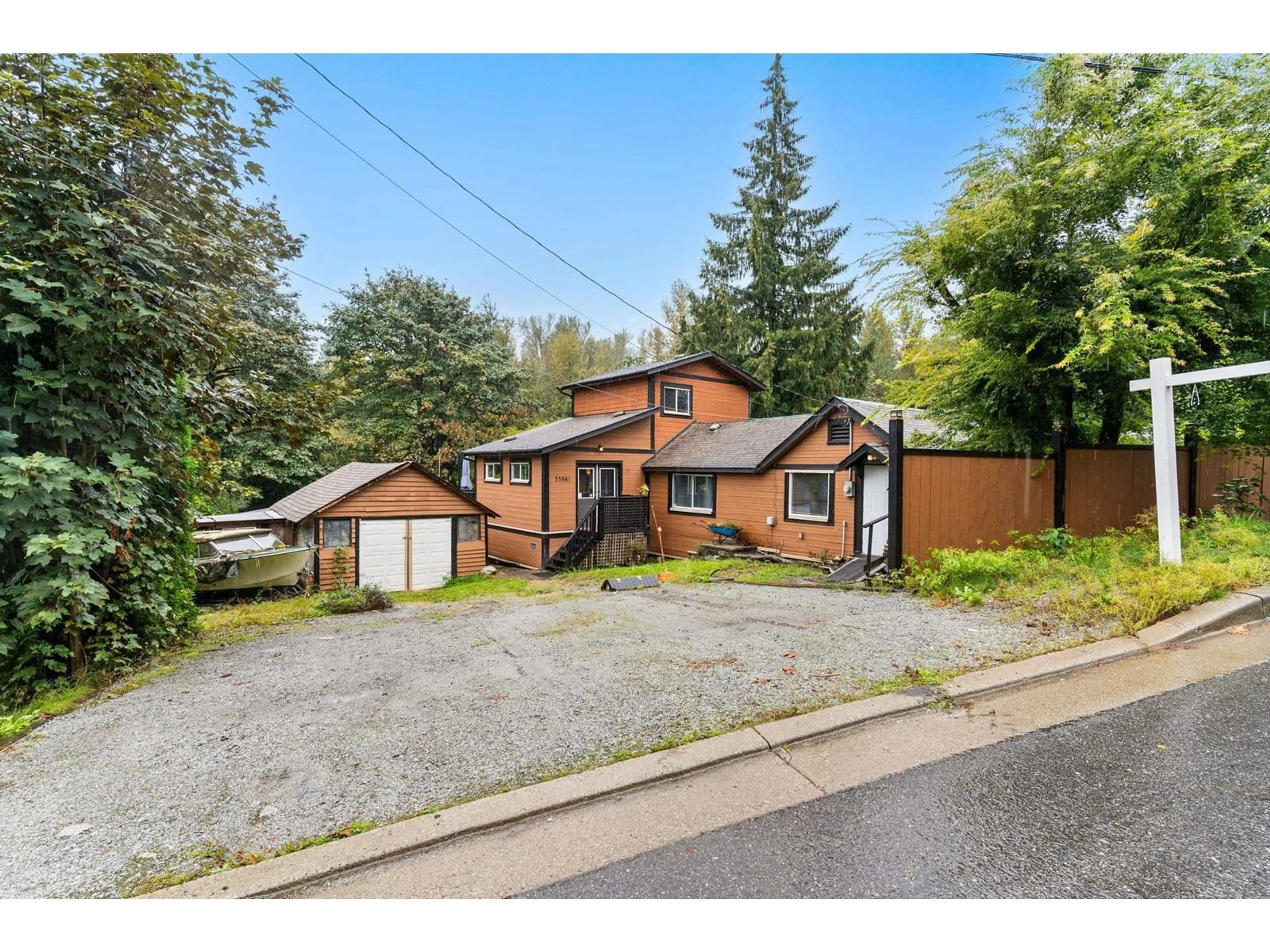 A pic from outside/outdoor area/front of a property/back of a property/a pic from drone, street for 33861 PRENTIS, Mission British Columbia V2V2J7
