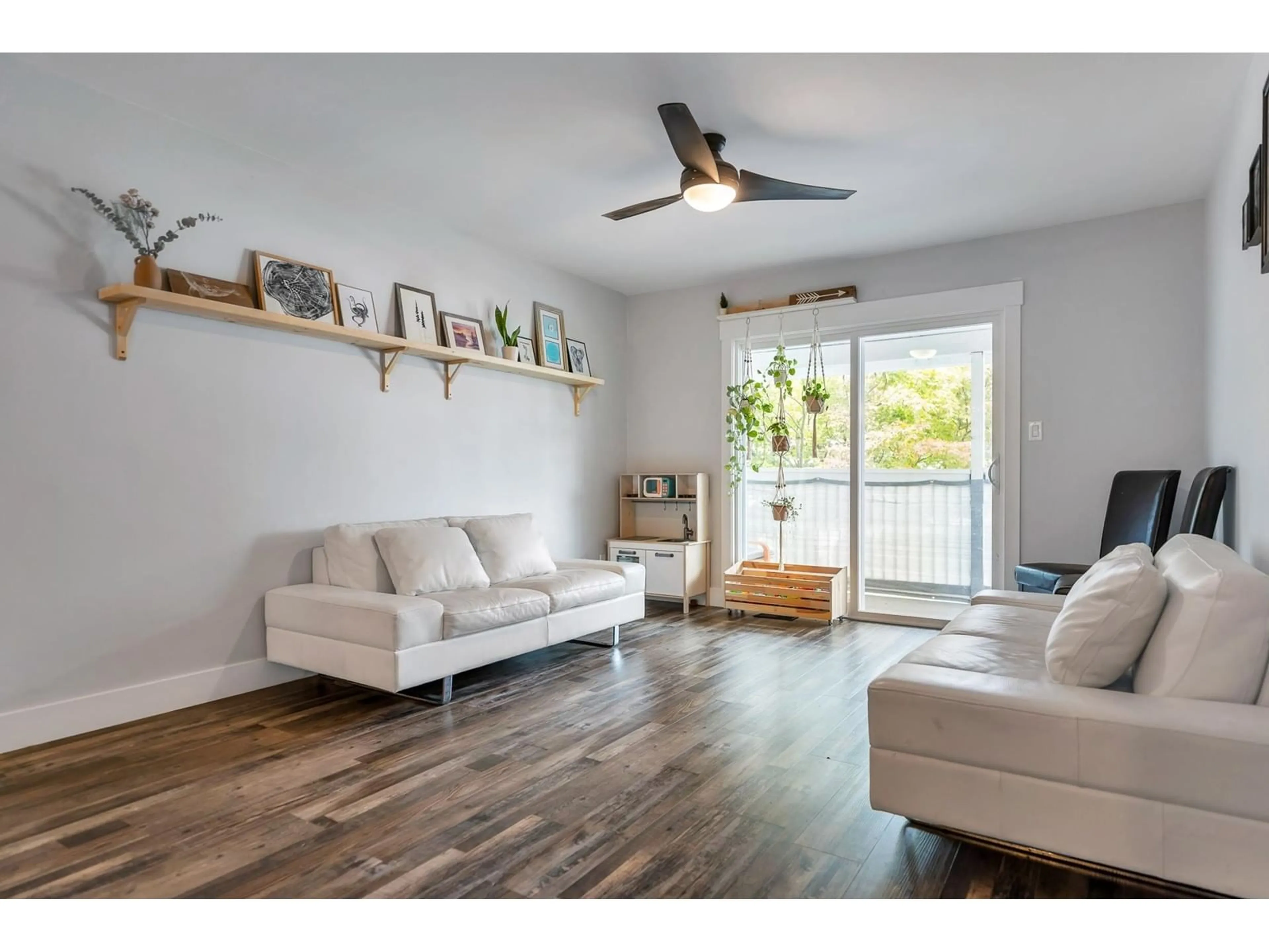 Living room with furniture, wood/laminate floor for 34662 IMMEL STREET, Abbotsford British Columbia V2S4T7