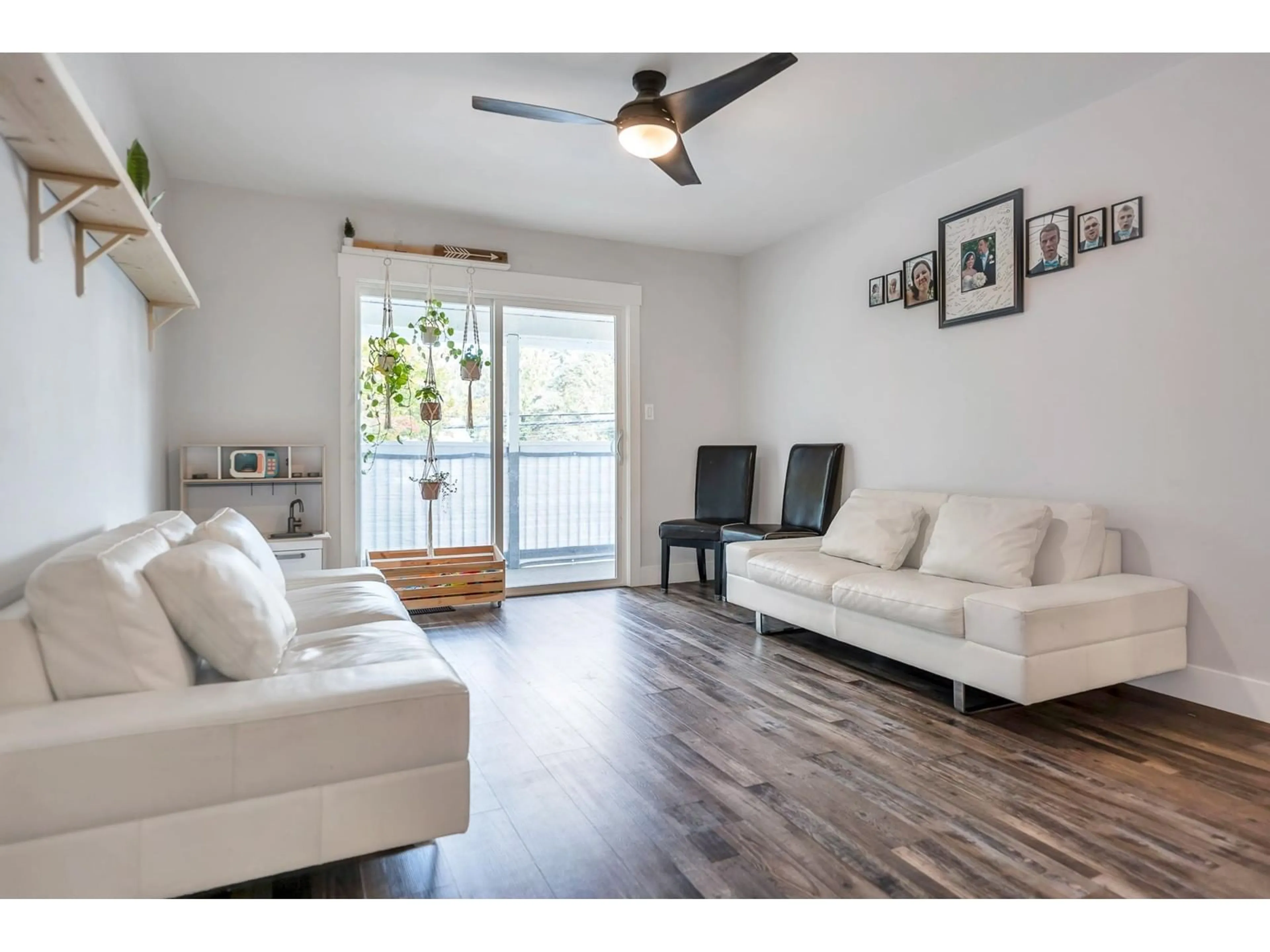 Living room with furniture, wood/laminate floor for 34662 IMMEL STREET, Abbotsford British Columbia V2S4T7