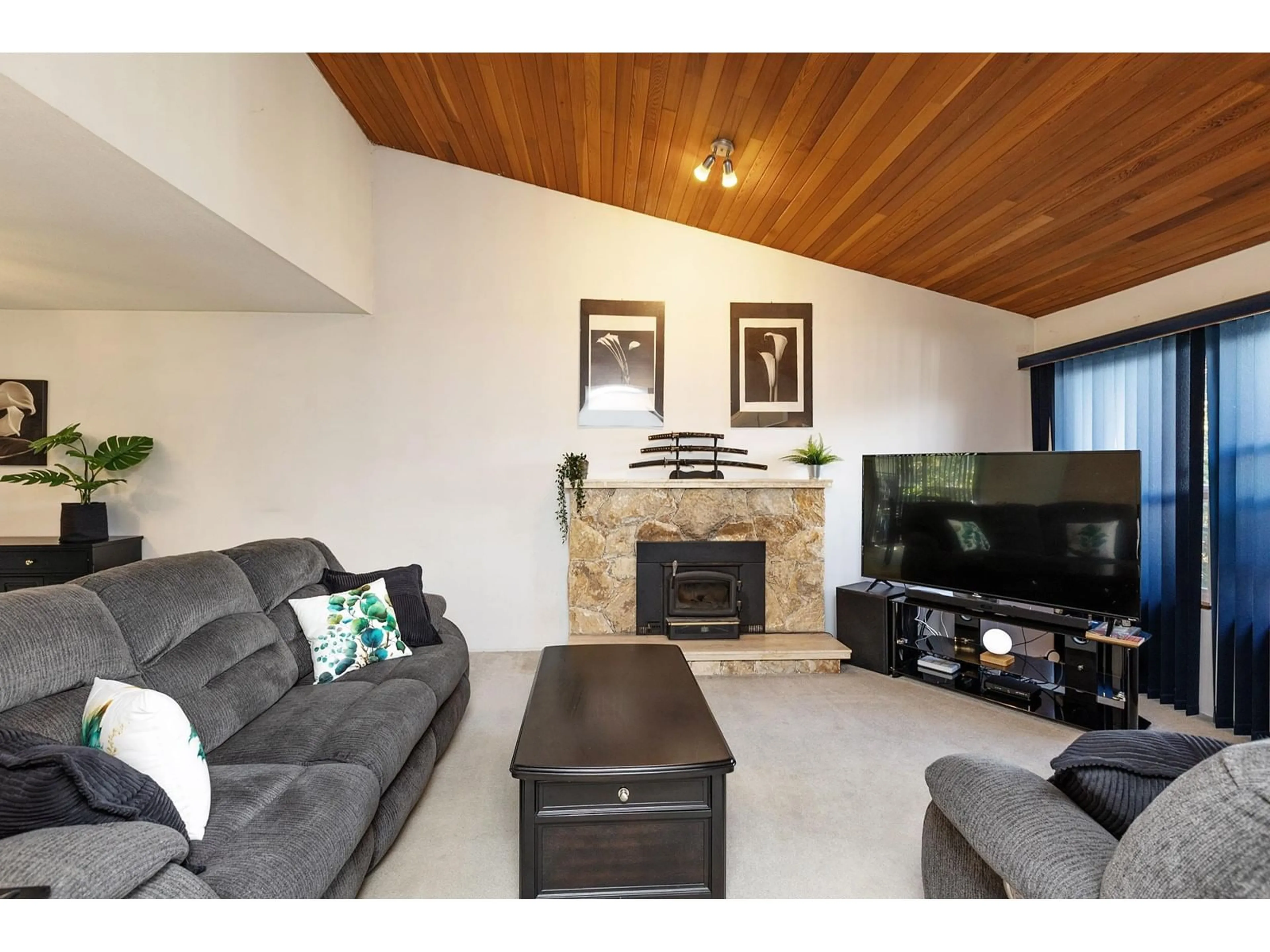 Living room with furniture, wood/laminate floor for 15556 96B AVENUE, Surrey British Columbia V3R7N7