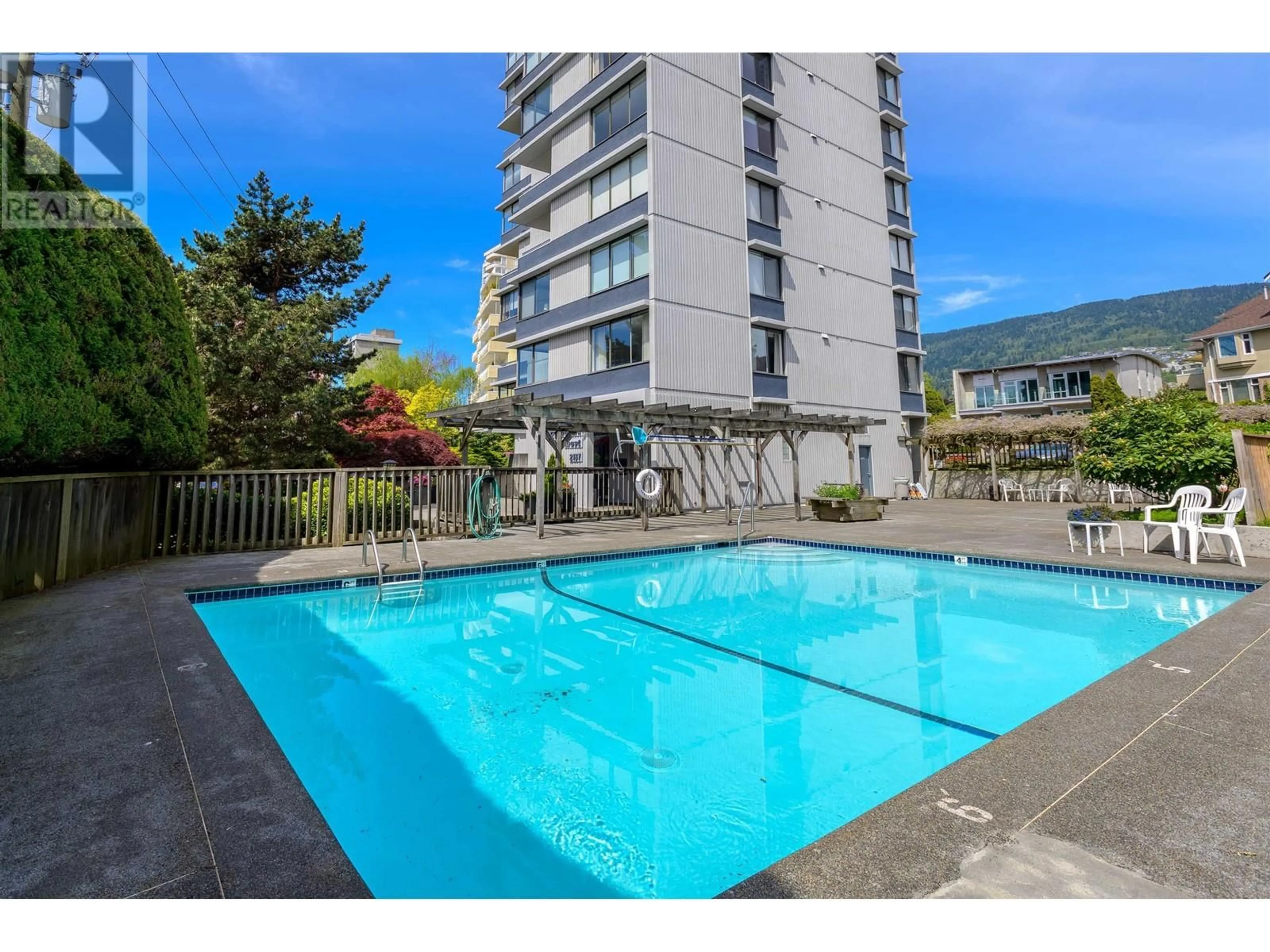 Pool for 203 2167 BELLEVUE AVENUE, West Vancouver British Columbia V7V1C2